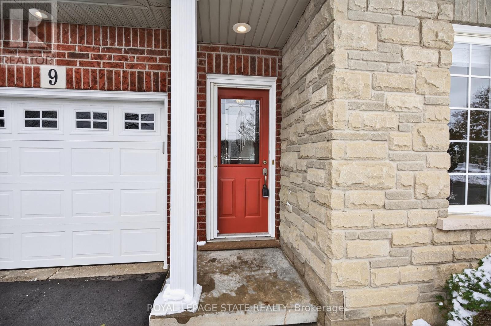 9 Manitoulin Trail, Hamilton, Ontario  L9B 2X8 - Photo 4 - X12543200