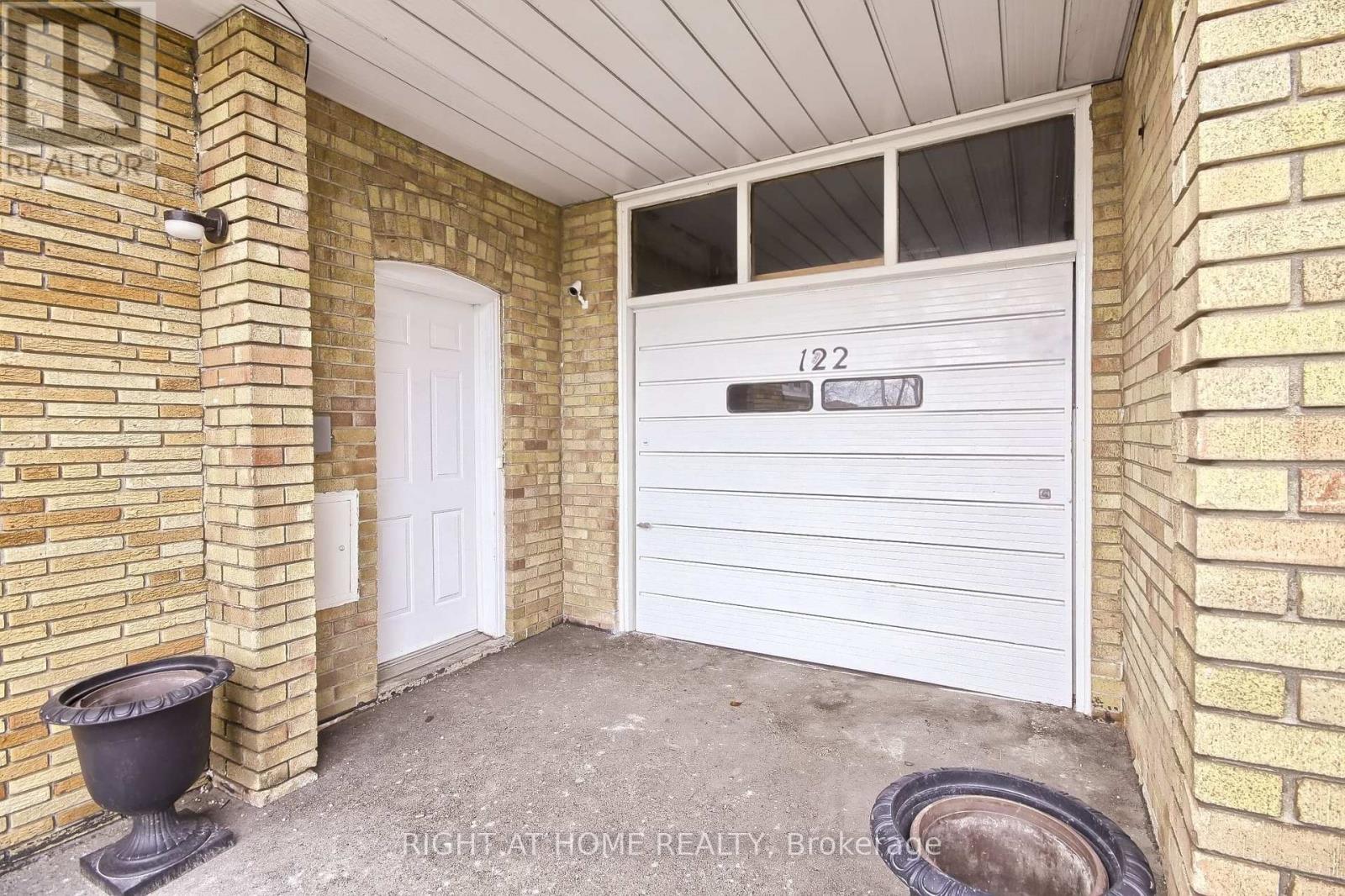 122 Elvaston Drive, Toronto, Ontario  M4A 1N6 - Photo 3 - C12519604