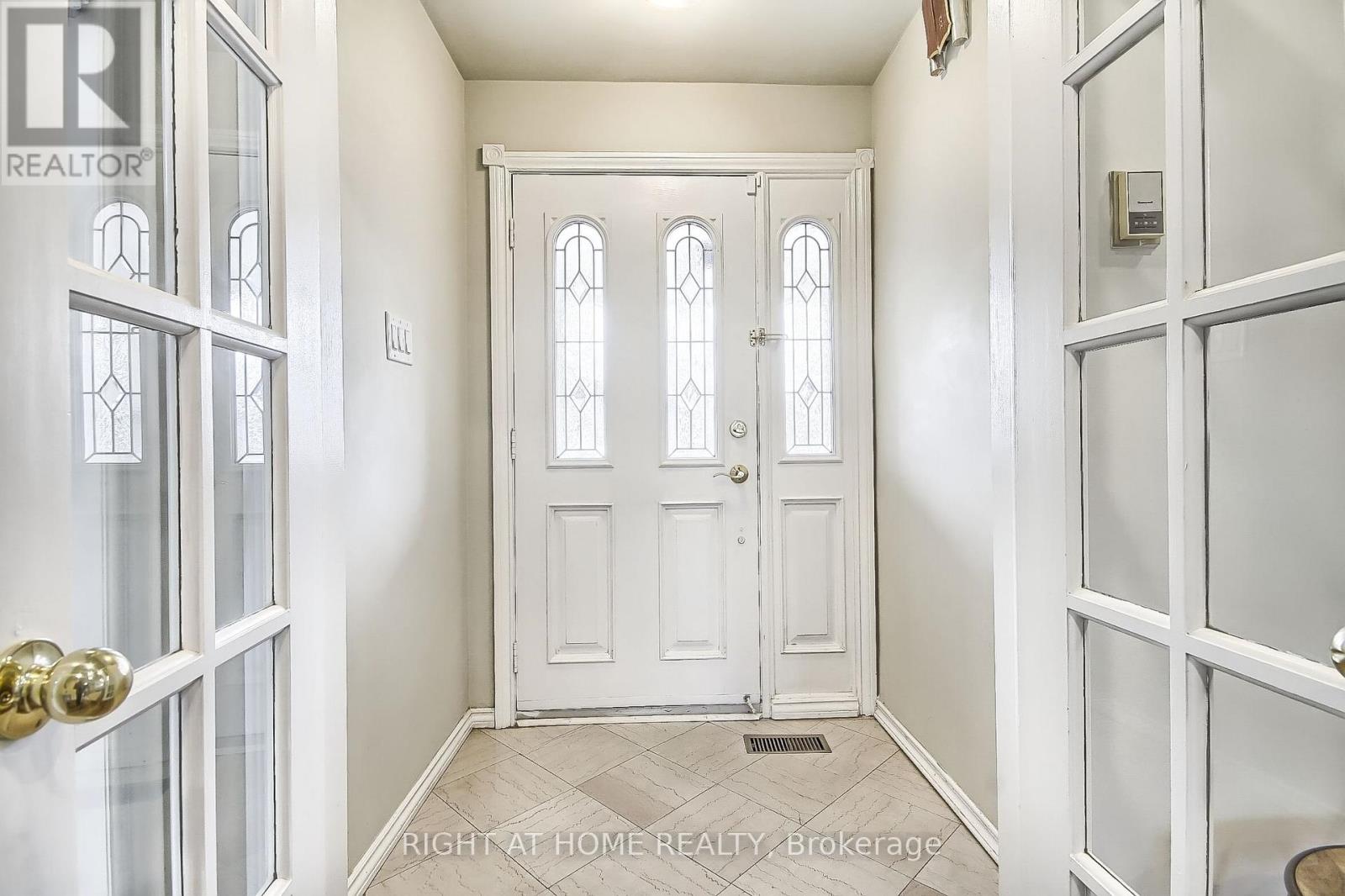 122 Elvaston Drive, Toronto, Ontario  M4A 1N6 - Photo 4 - C12519604