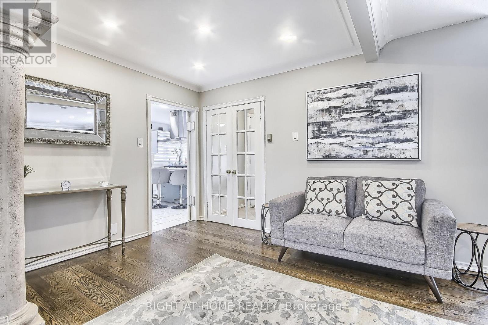 122 Elvaston Drive, Toronto, Ontario  M4A 1N6 - Photo 5 - C12519604