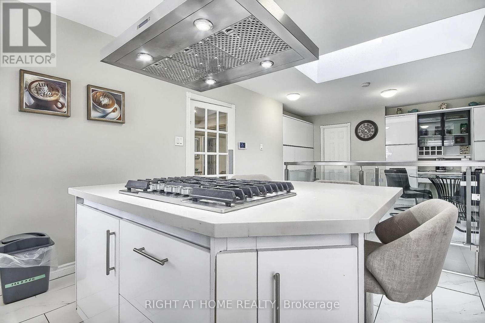 122 Elvaston Drive, Toronto, Ontario  M4A 1N6 - Photo 9 - C12519604