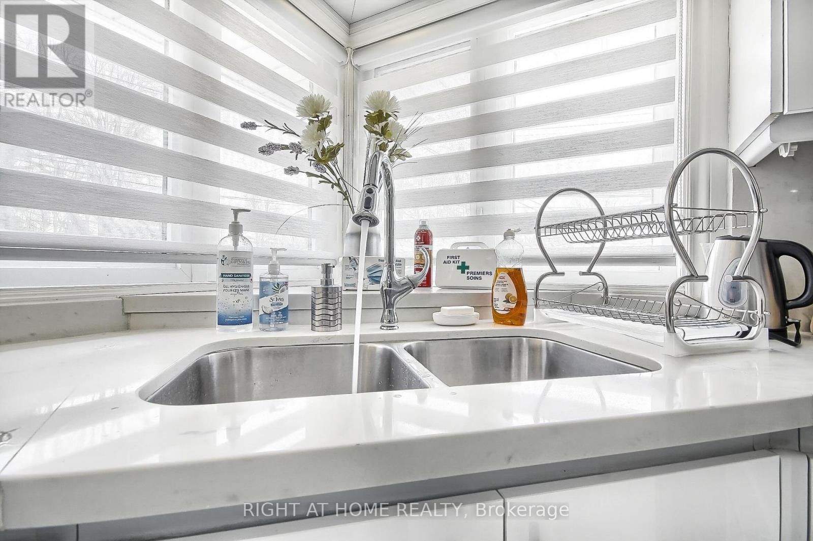 122 Elvaston Drive, Toronto, Ontario  M4A 1N6 - Photo 8 - C12519604