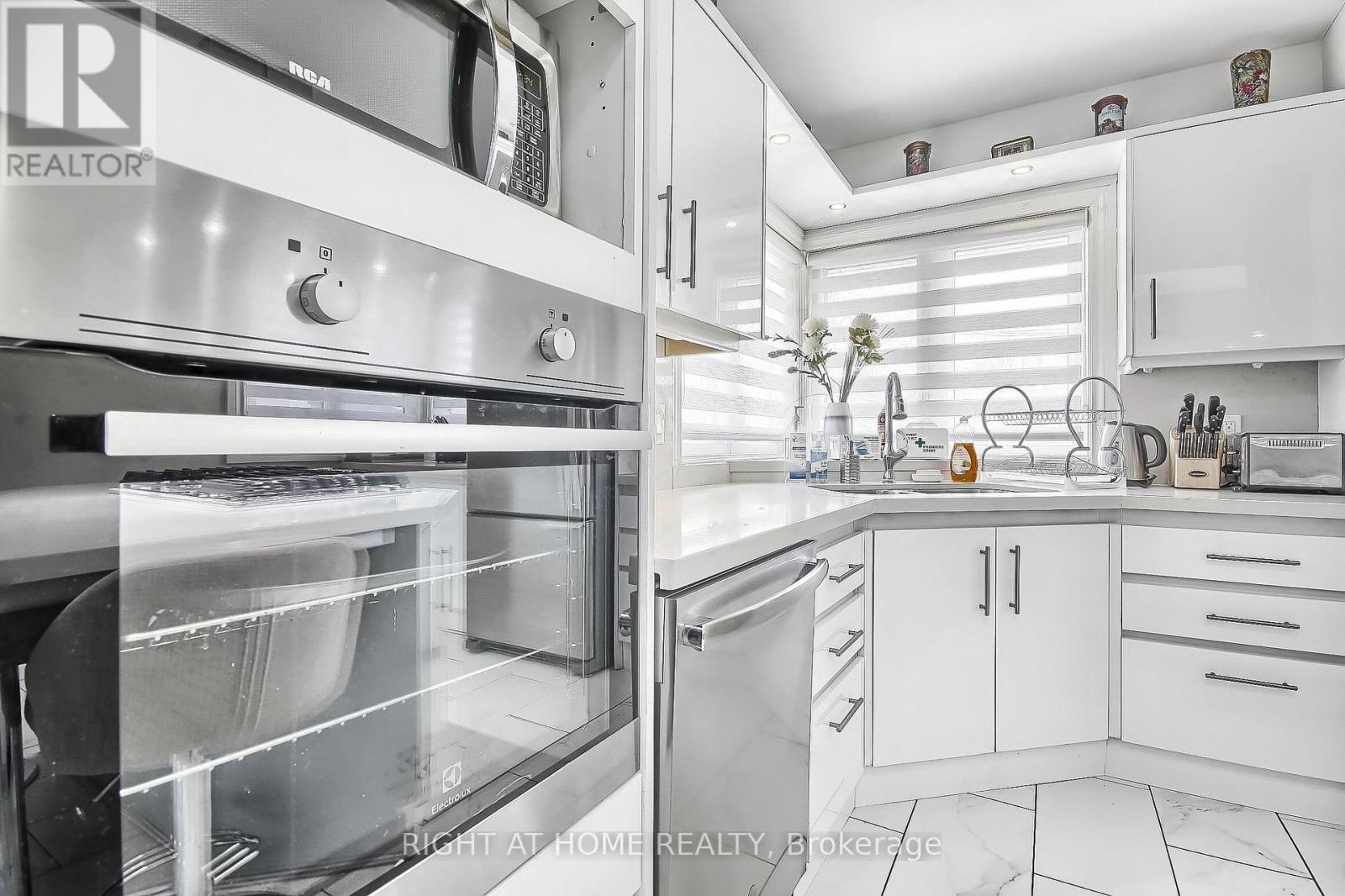 122 Elvaston Drive, Toronto, Ontario  M4A 1N6 - Photo 7 - C12519604