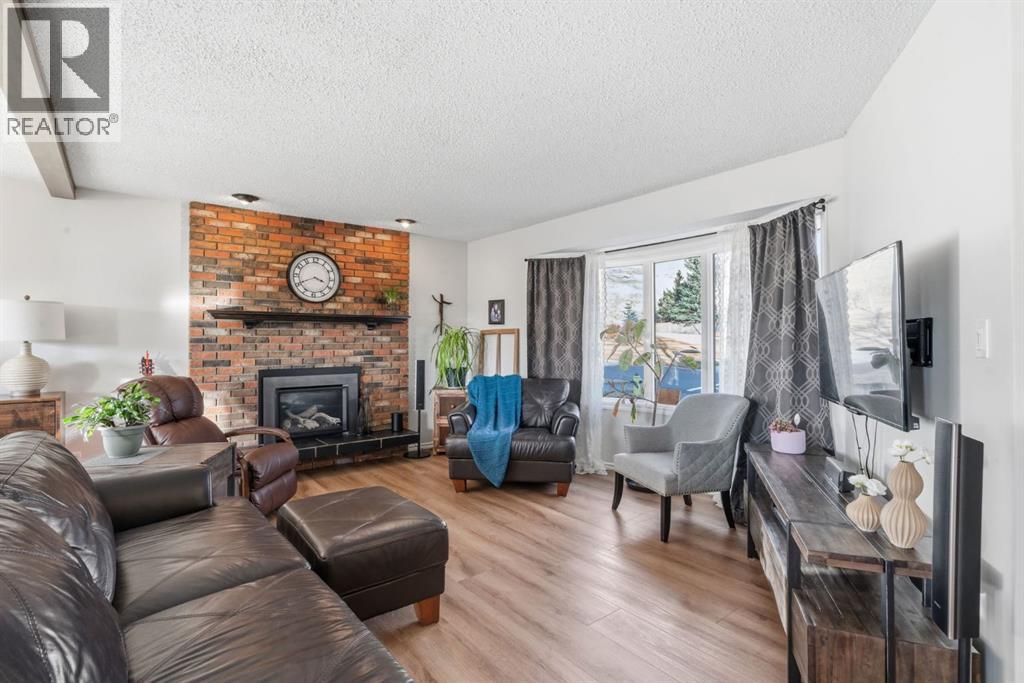 33 Carolina Drive, Cochrane, Alberta  T4C 1C4 - Photo 2 - A2270372