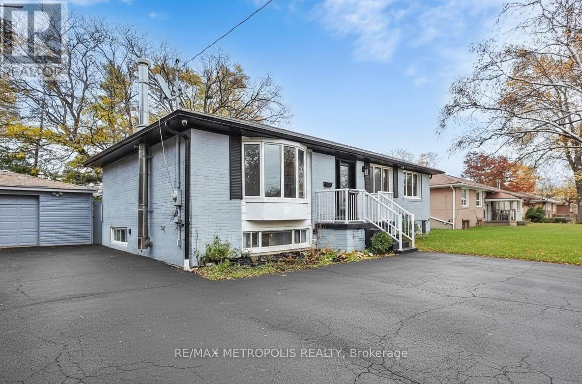 Main - 575 Third Line, Oakville, Ontario L6L 4A8 - Photo 2 - W12468003