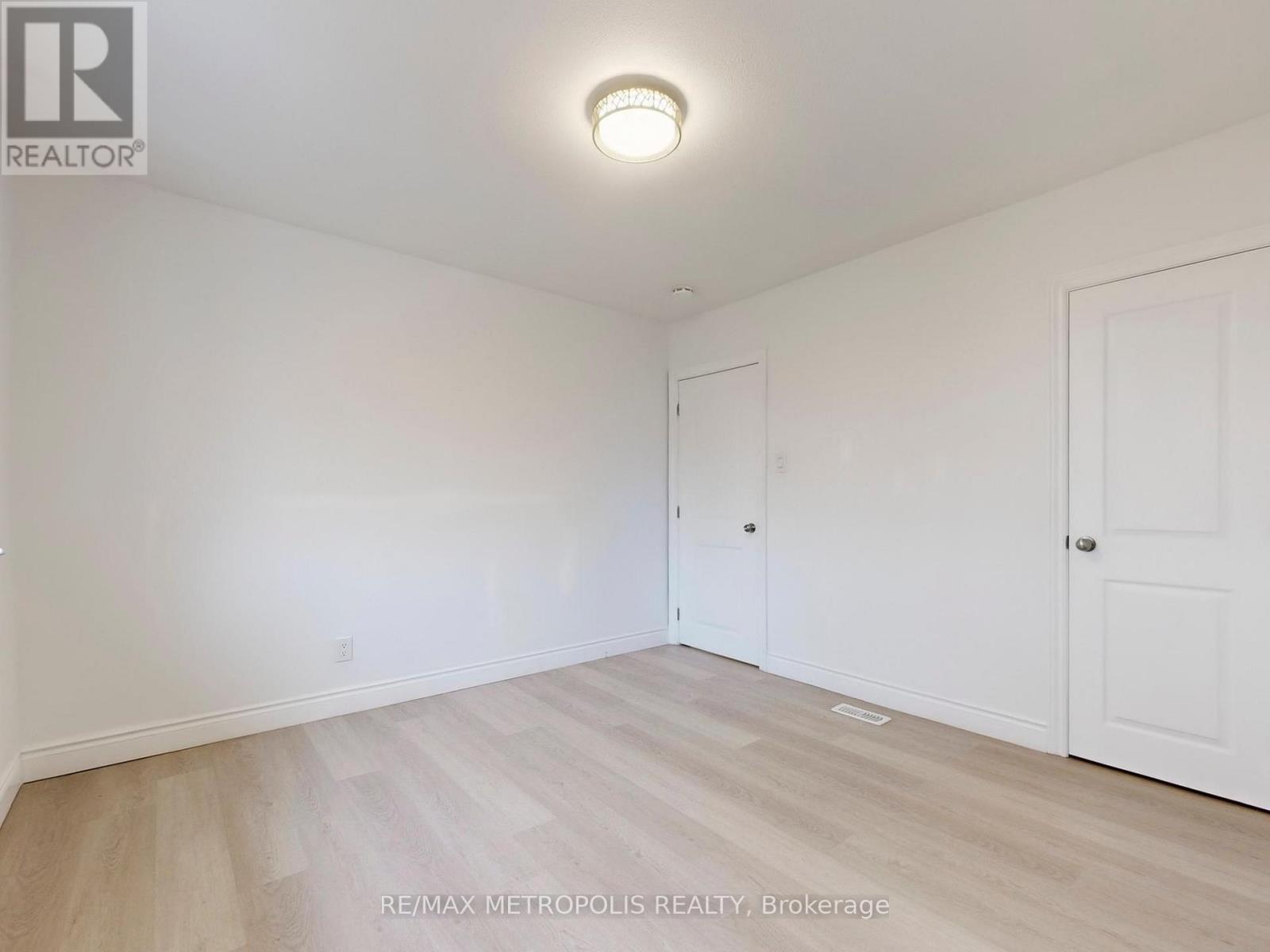 Main - 575 Third Line, Oakville, Ontario L6L 4A8 - Photo 19 - W12468003