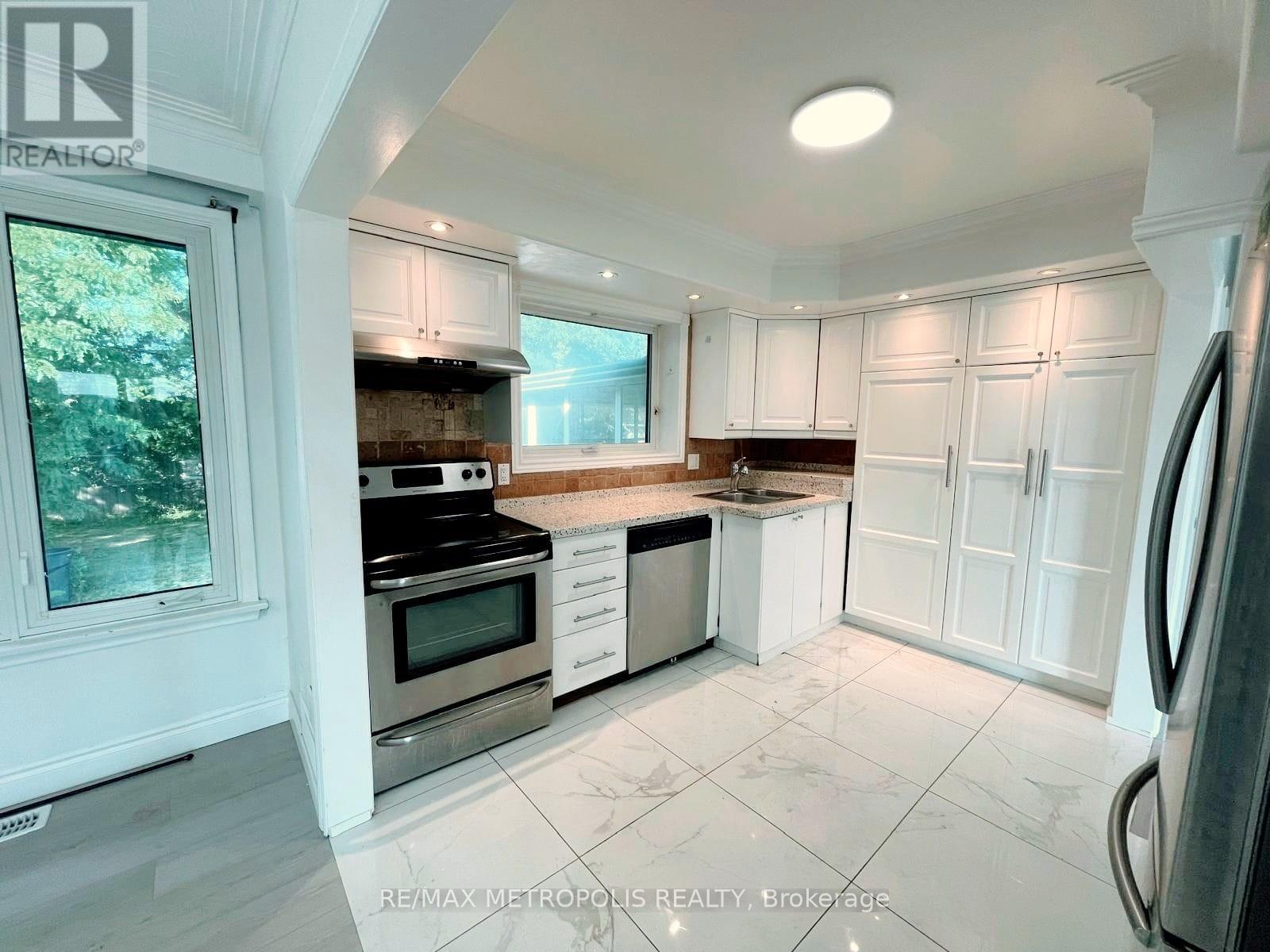 Main - 575 Third Line, Oakville, Ontario L6L 4A8 - Photo 10 - W12468003