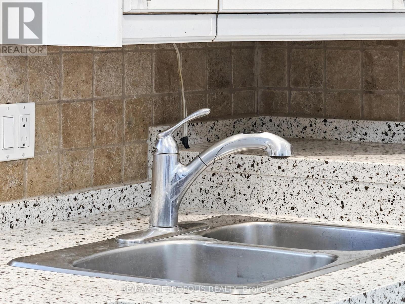 Main - 575 Third Line, Oakville, Ontario L6L 4A8 - Photo 15 - W12468003