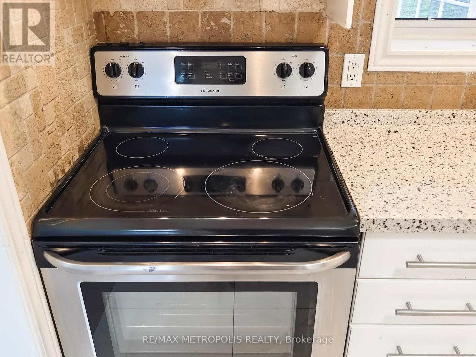 Main - 575 Third Line, Oakville, Ontario L6L 4A8 - Photo 16 - W12468003