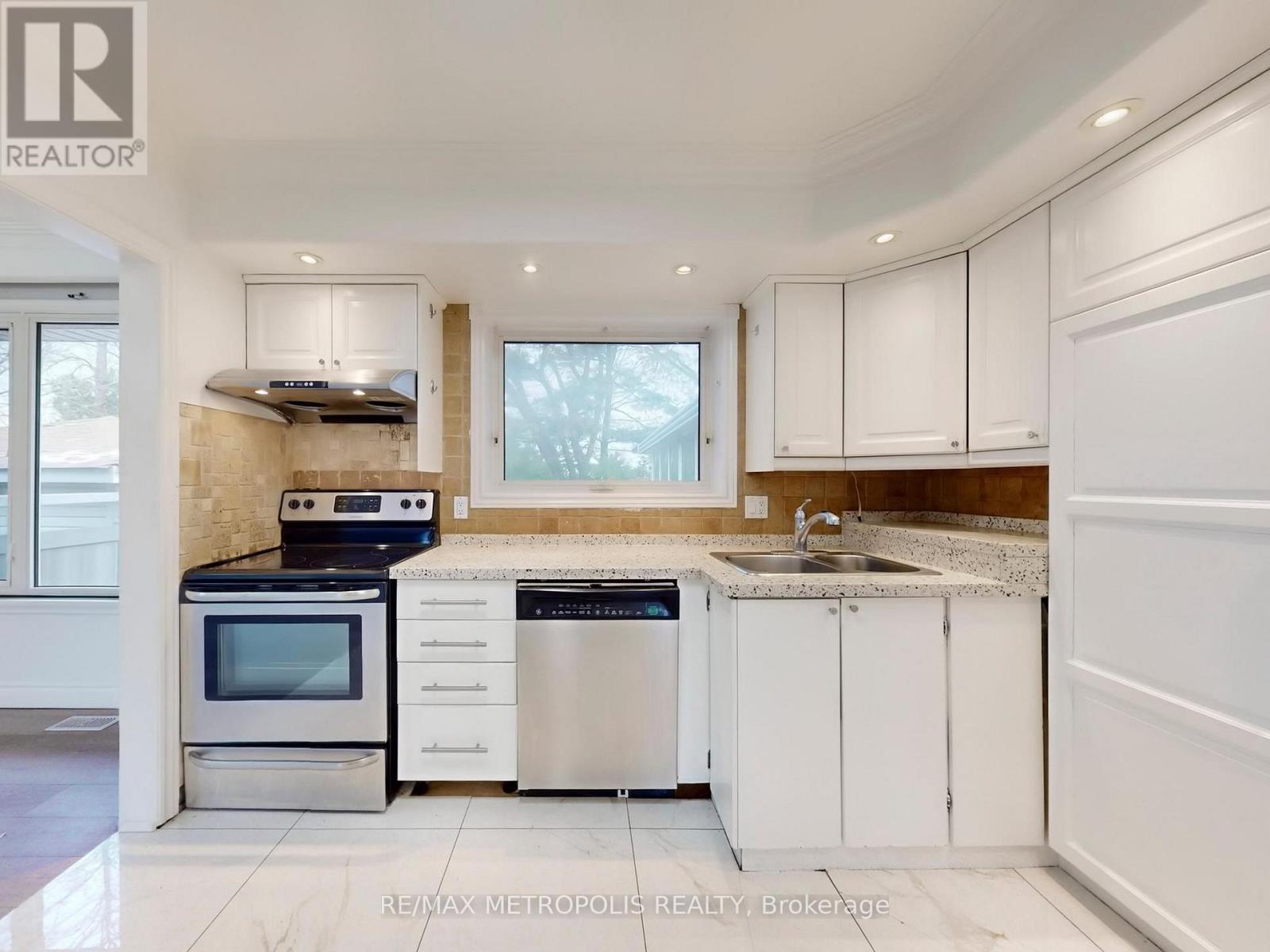 Main - 575 Third Line, Oakville, Ontario L6L 4A8 - Photo 12 - W12468003