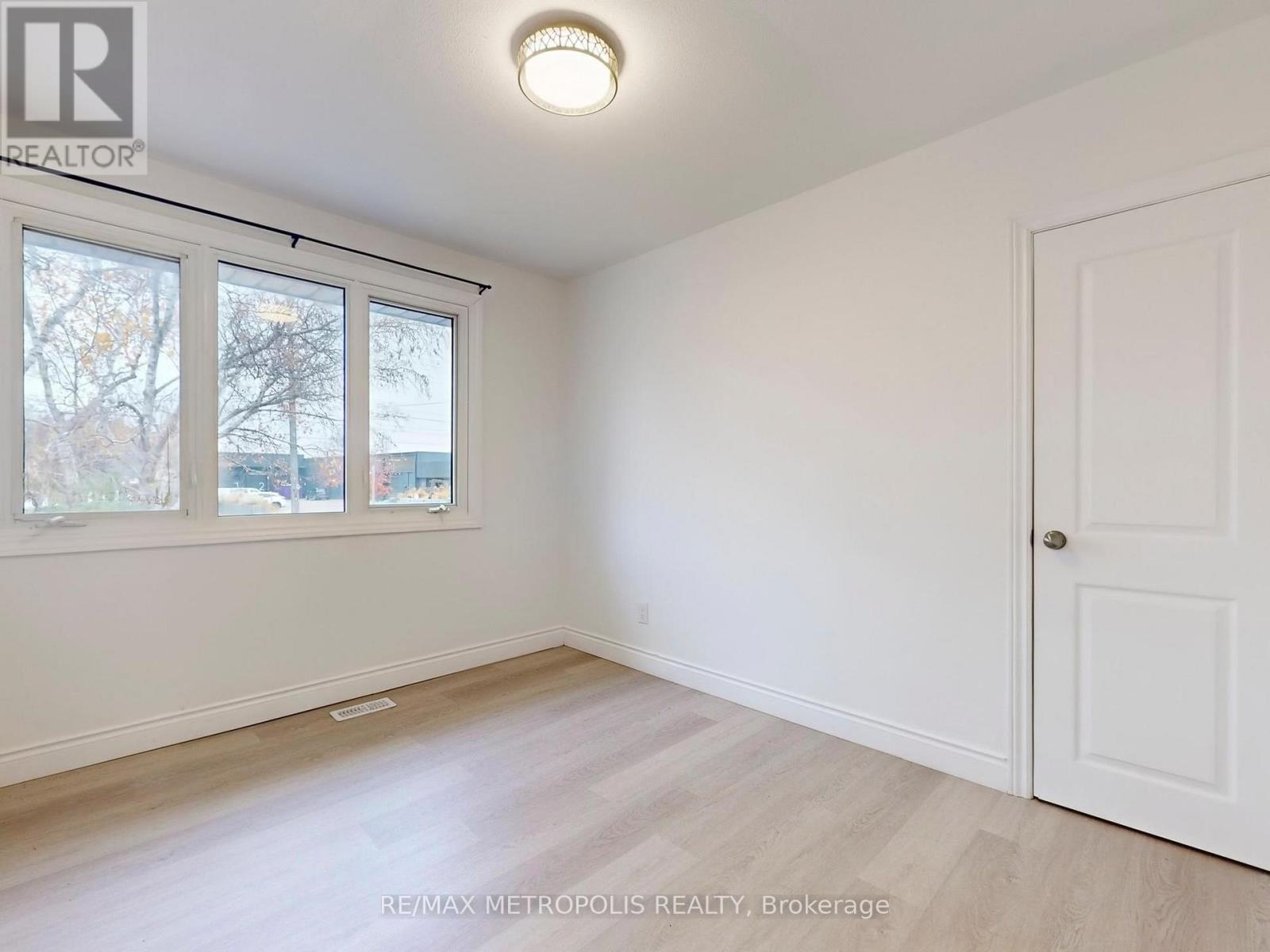 Main - 575 Third Line, Oakville, Ontario L6L 4A8 - Photo 25 - W12468003