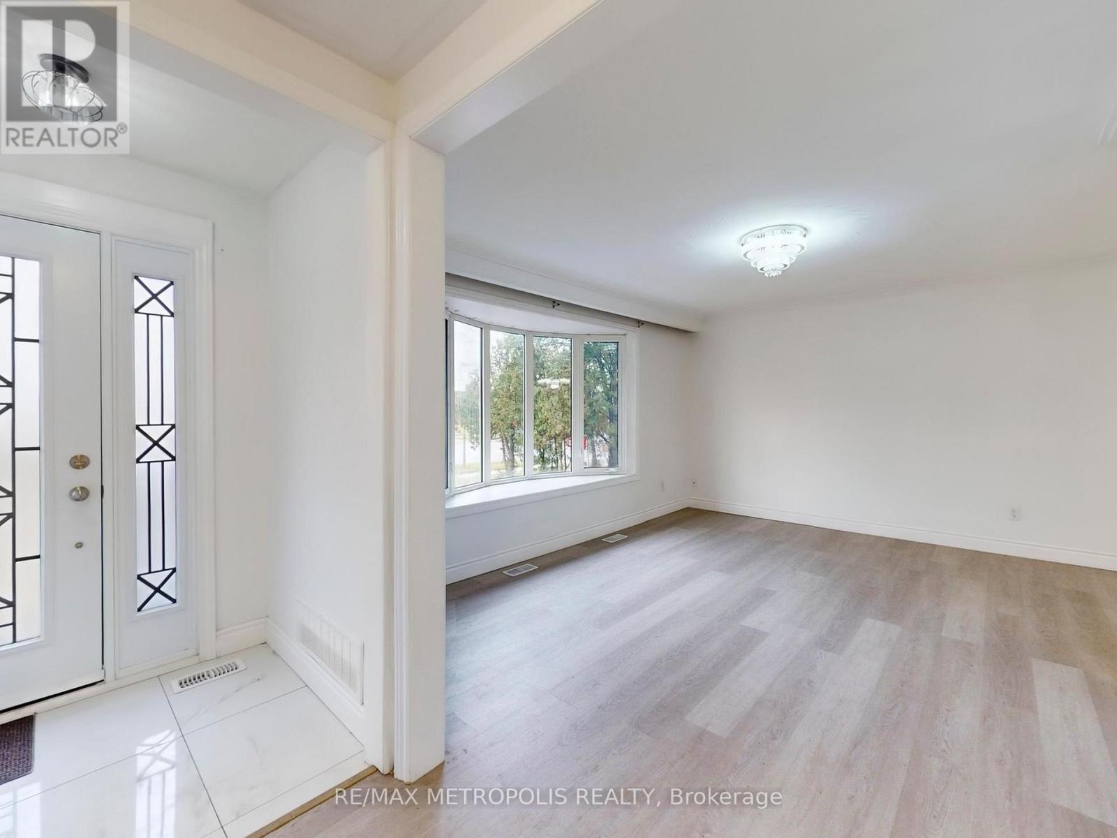 Main - 575 Third Line, Oakville, Ontario L6L 4A8 - Photo 4 - W12468003