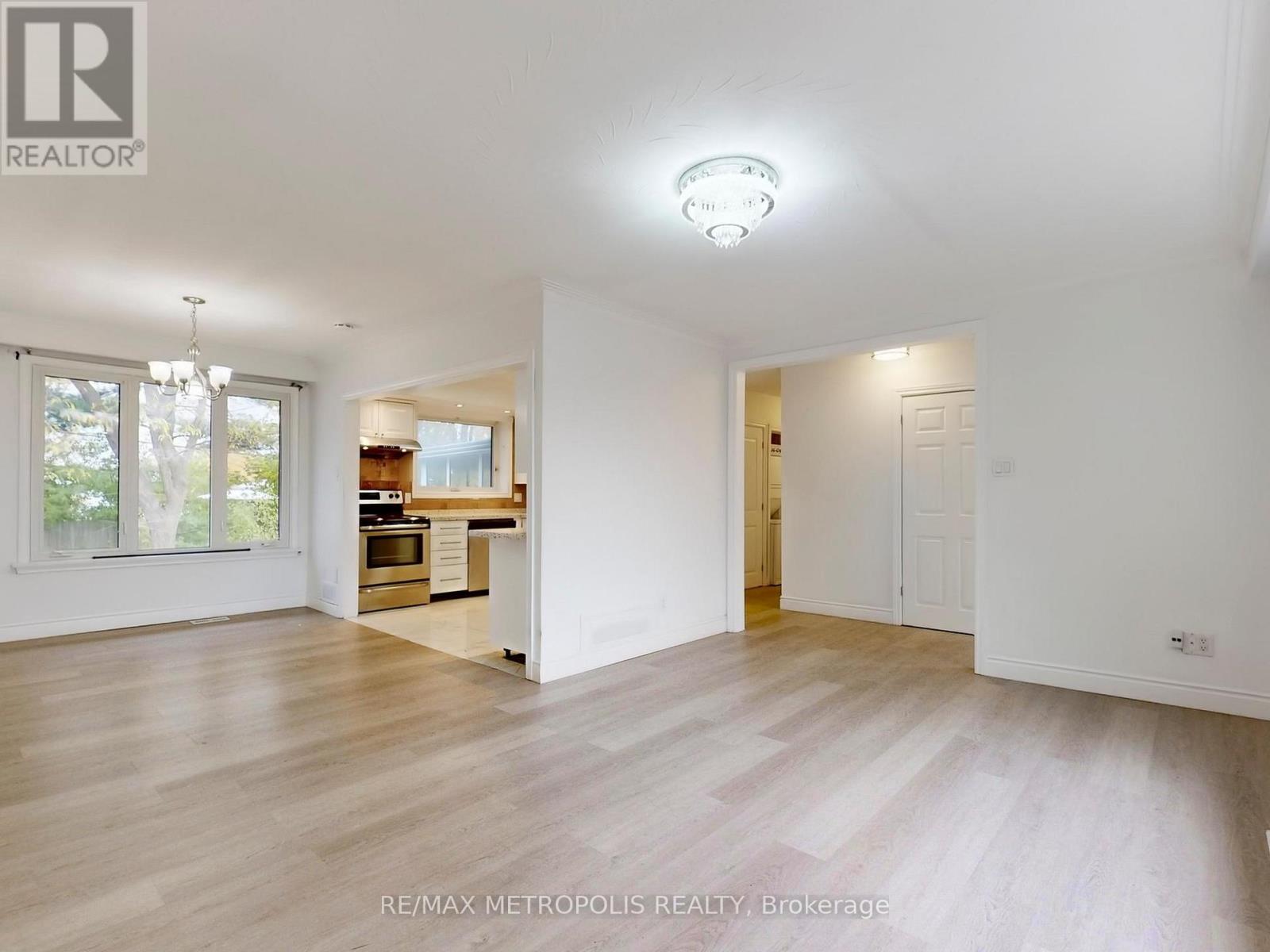 Main - 575 Third Line, Oakville, Ontario L6L 4A8 - Photo 6 - W12468003