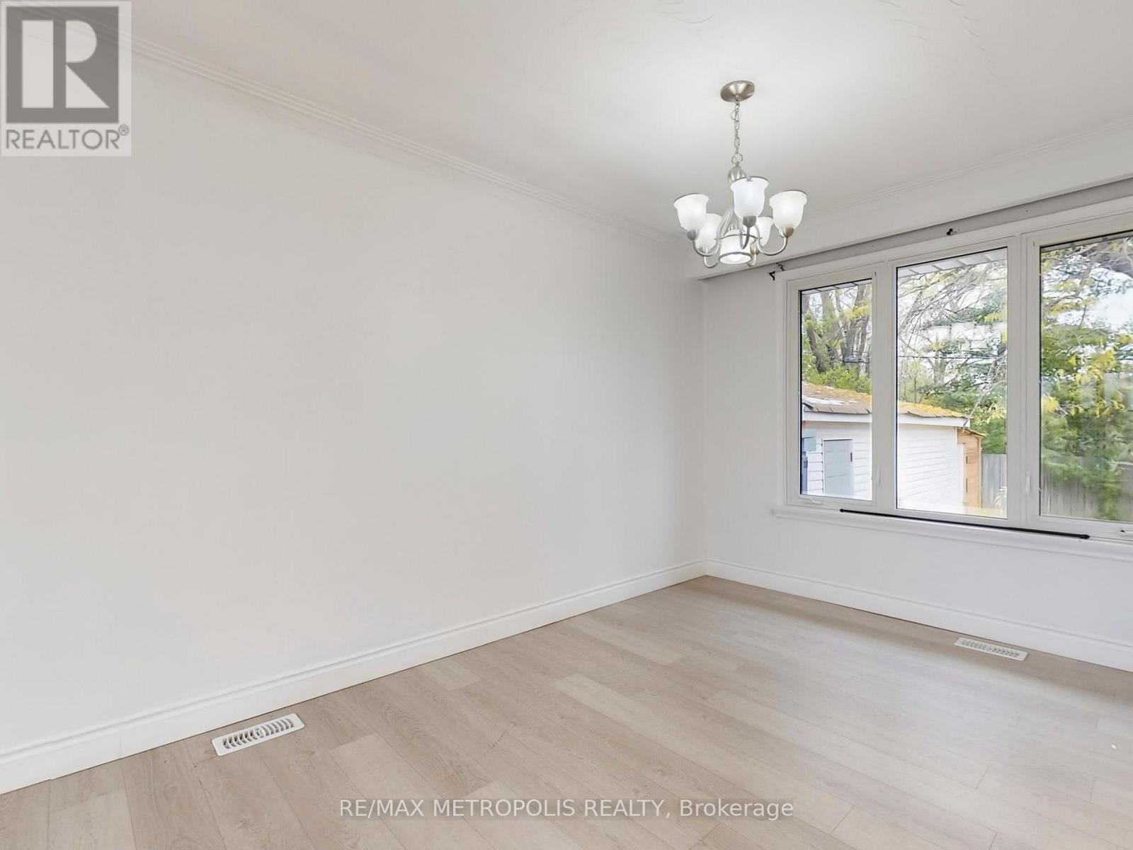 Main - 575 Third Line, Oakville, Ontario L6L 4A8 - Photo 8 - W12468003