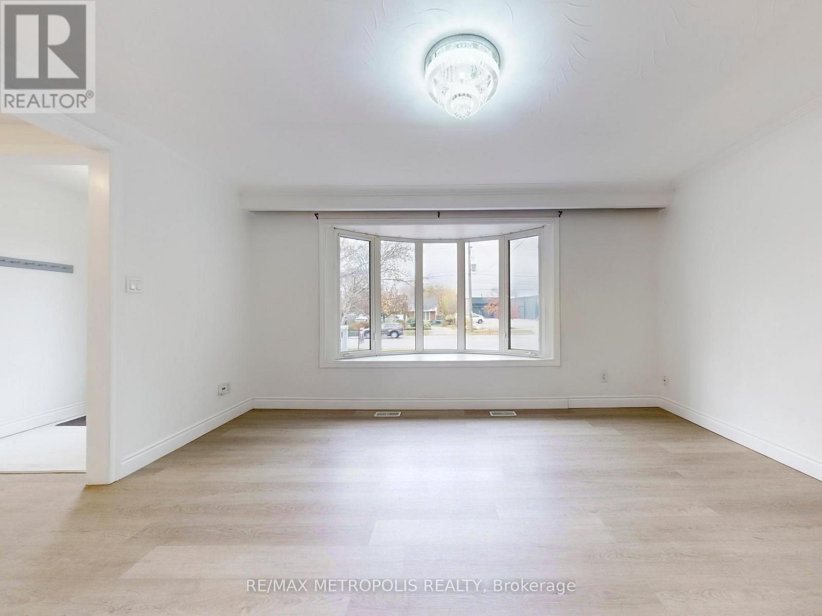 Main - 575 Third Line, Oakville, Ontario L6L 4A8 - Photo 5 - W12468003