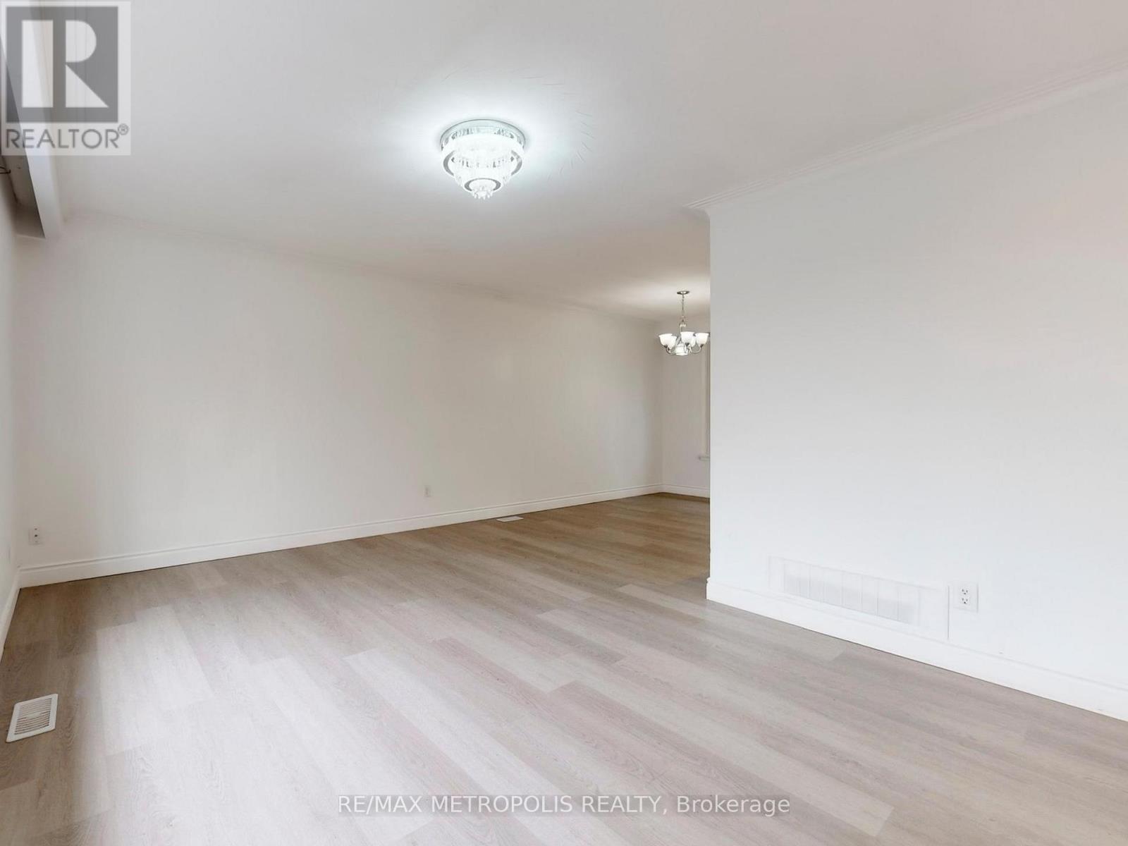 Main - 575 Third Line, Oakville, Ontario L6L 4A8 - Photo 9 - W12468003