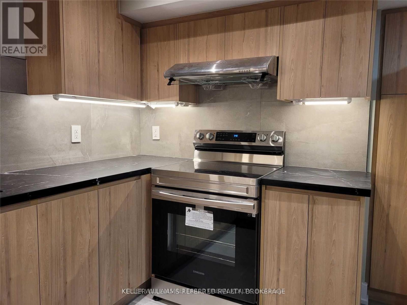 920 Stonehaven Avenue, Newmarket, Ontario  L3X 1K7 - Photo 2 - N12543262