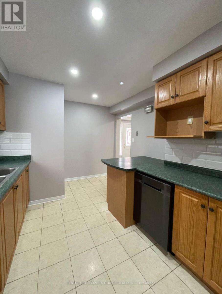 Upper Unit - 3 Blossom Avenue, Brampton, Ontario  L6X 2W2 - Photo 5 - W12543306