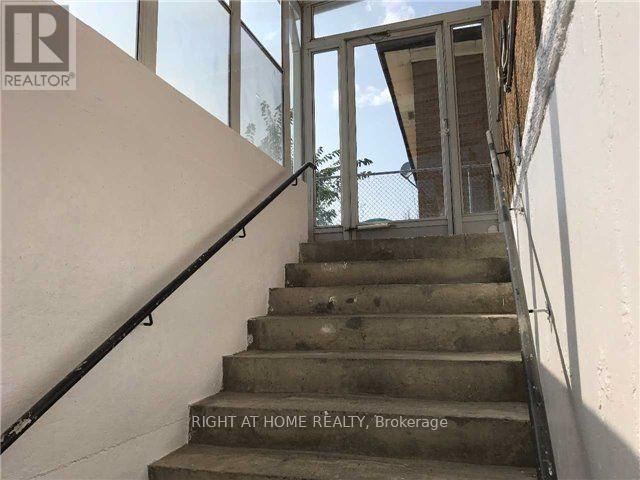 3972 Brandon Gate, Mississauga, Ontario  L4T 3N4 - Photo 4 - W12543344