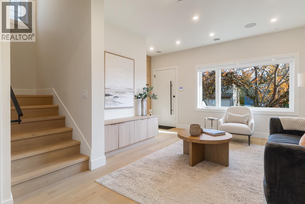 2 1937 Templeton Drive, Vancouver, British Columbia  V5N 4V9 - Photo 3 - R3067342