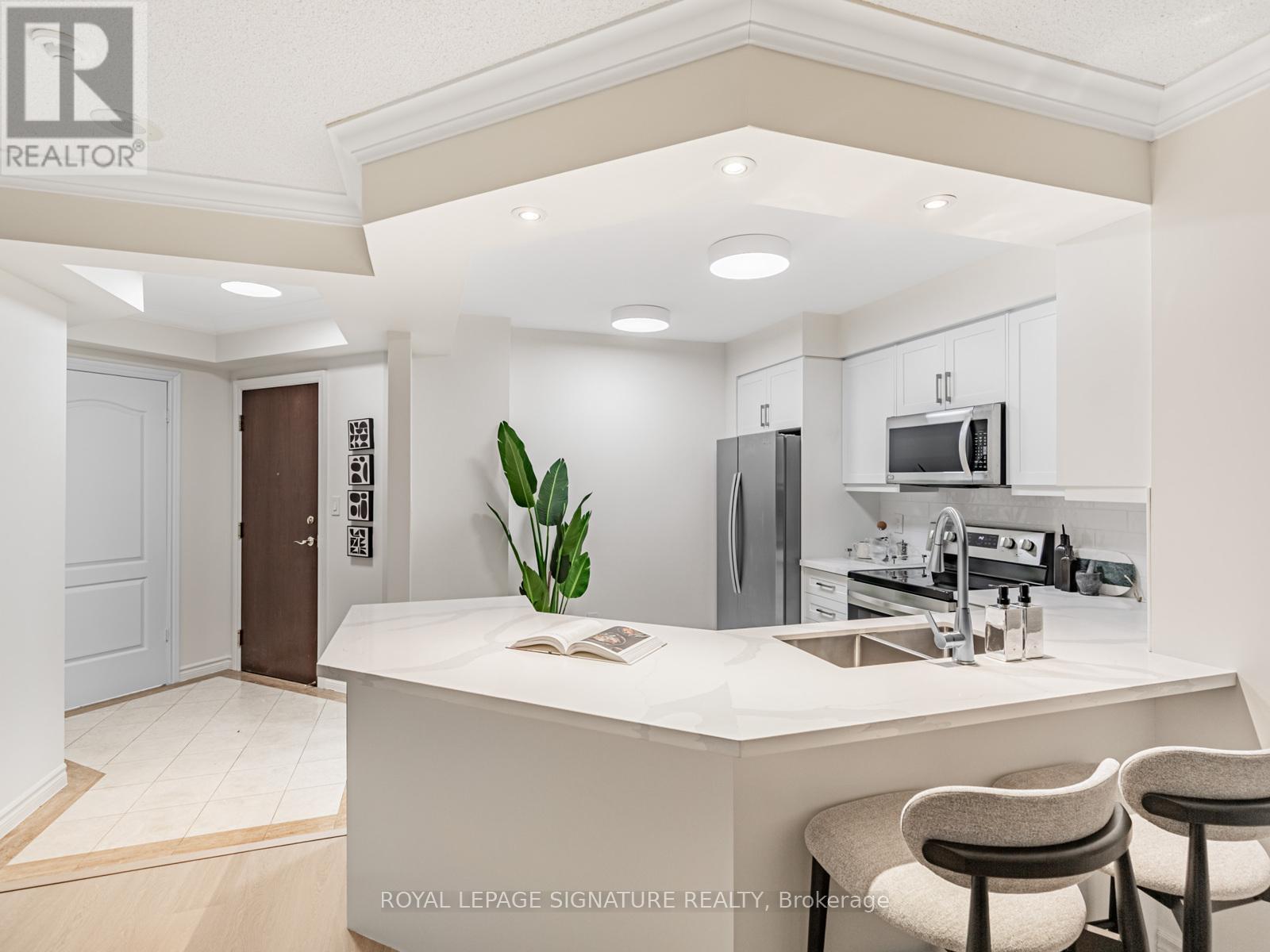 219 - 28 William Carson Crescent, Toronto, Ontario  M2P 2H1 - Photo 3 - C12543388