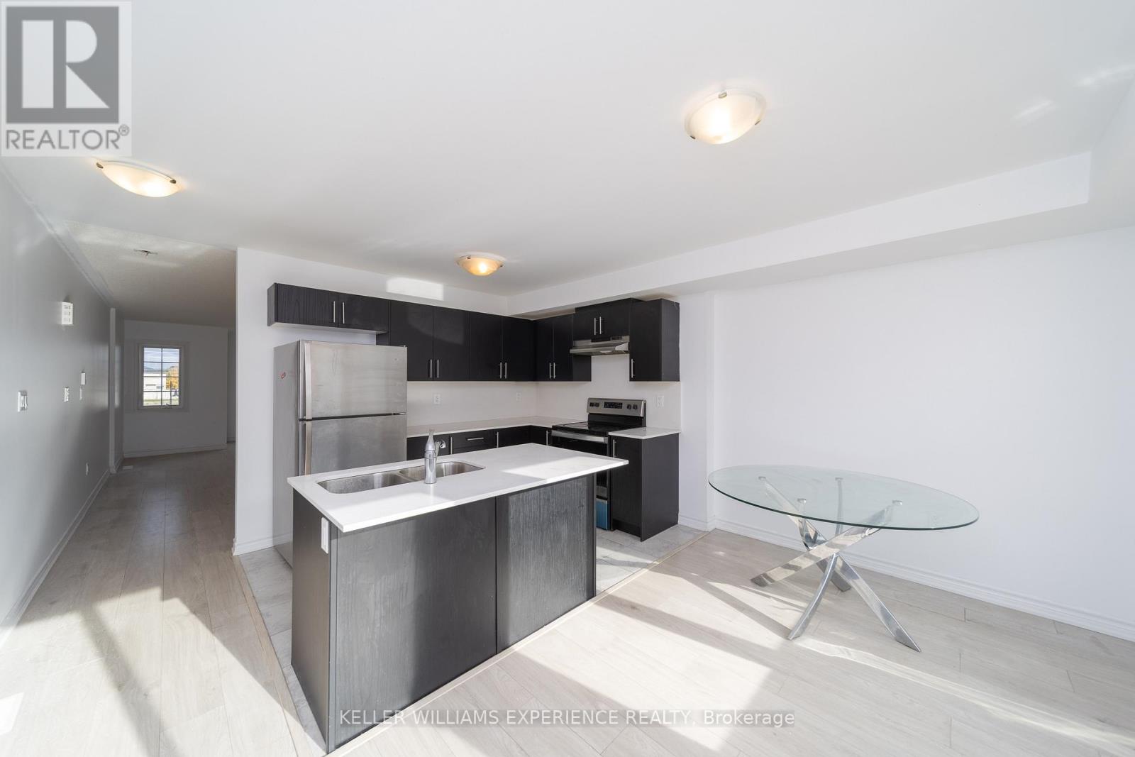 25 Tobias Lane, Barrie, Ontario  L9J 0T8 - Photo 9 - S12543410