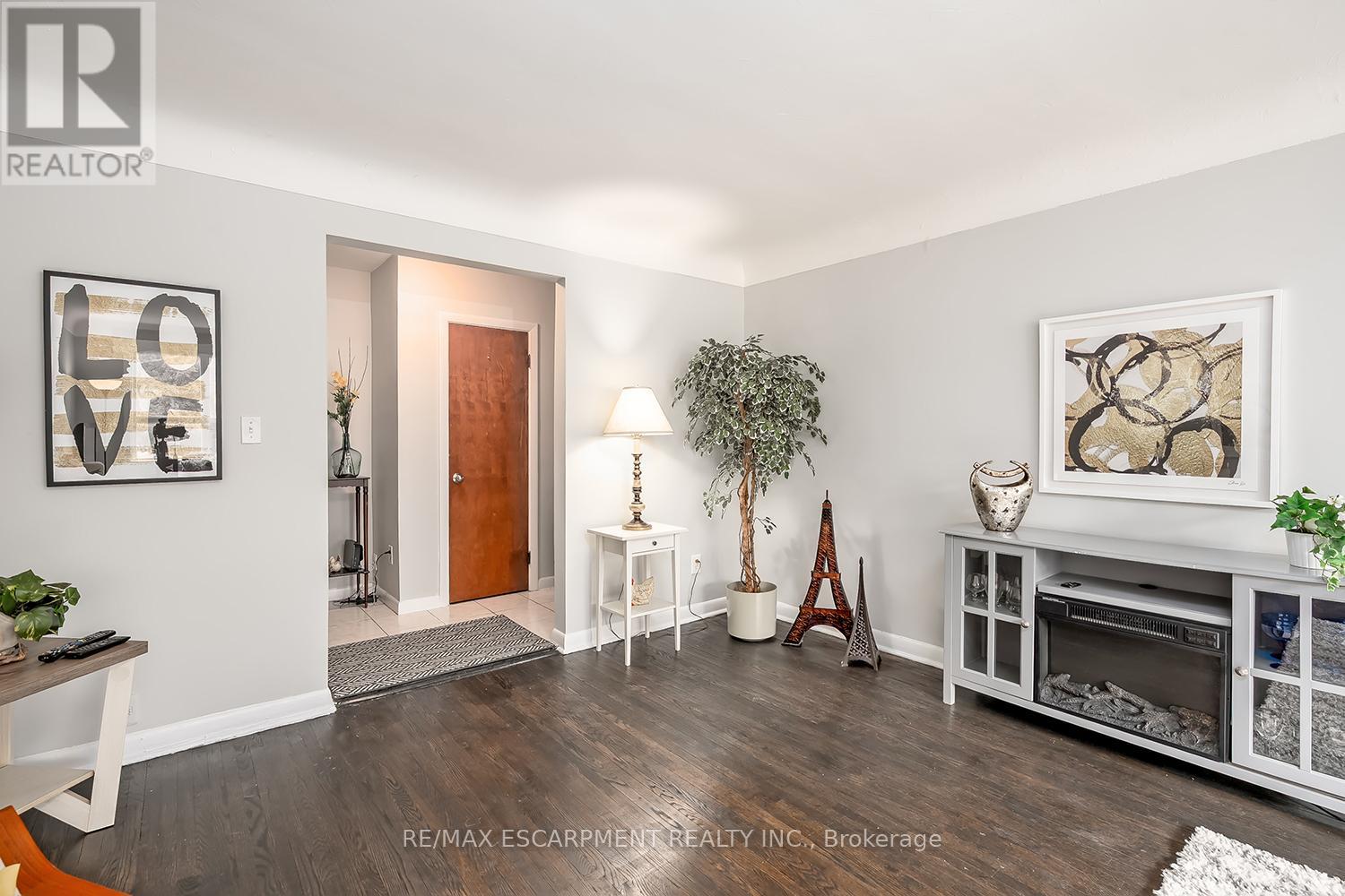 7 - 2128 Harris Crescent, Burlington, Ontario  L7R 1G4 - Photo 3 - W12543412