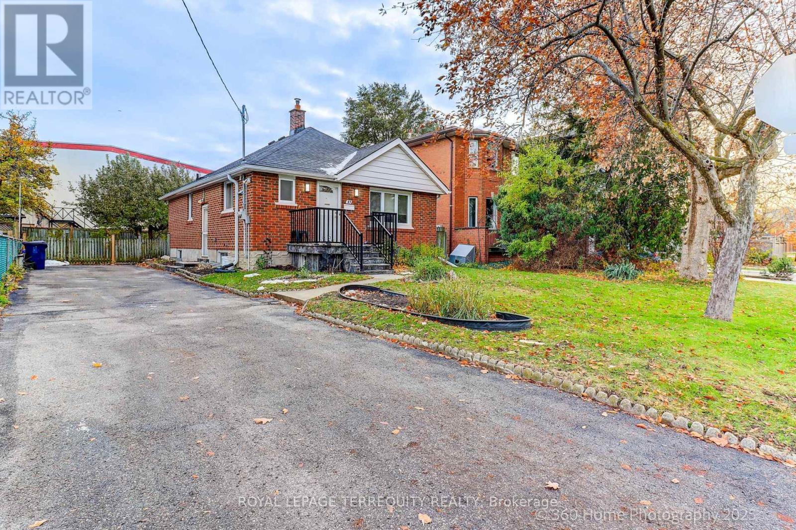 27 John Best Avenue, Toronto, Ontario  M9N 1C4 - Photo 2 - W12543084