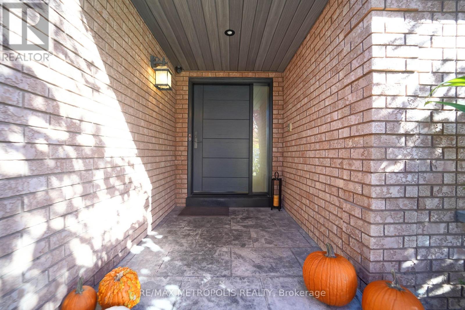 4392 Grassland Crescent, Mississauga, Ontario  L5V 1E2 - Photo 2 - W12536824