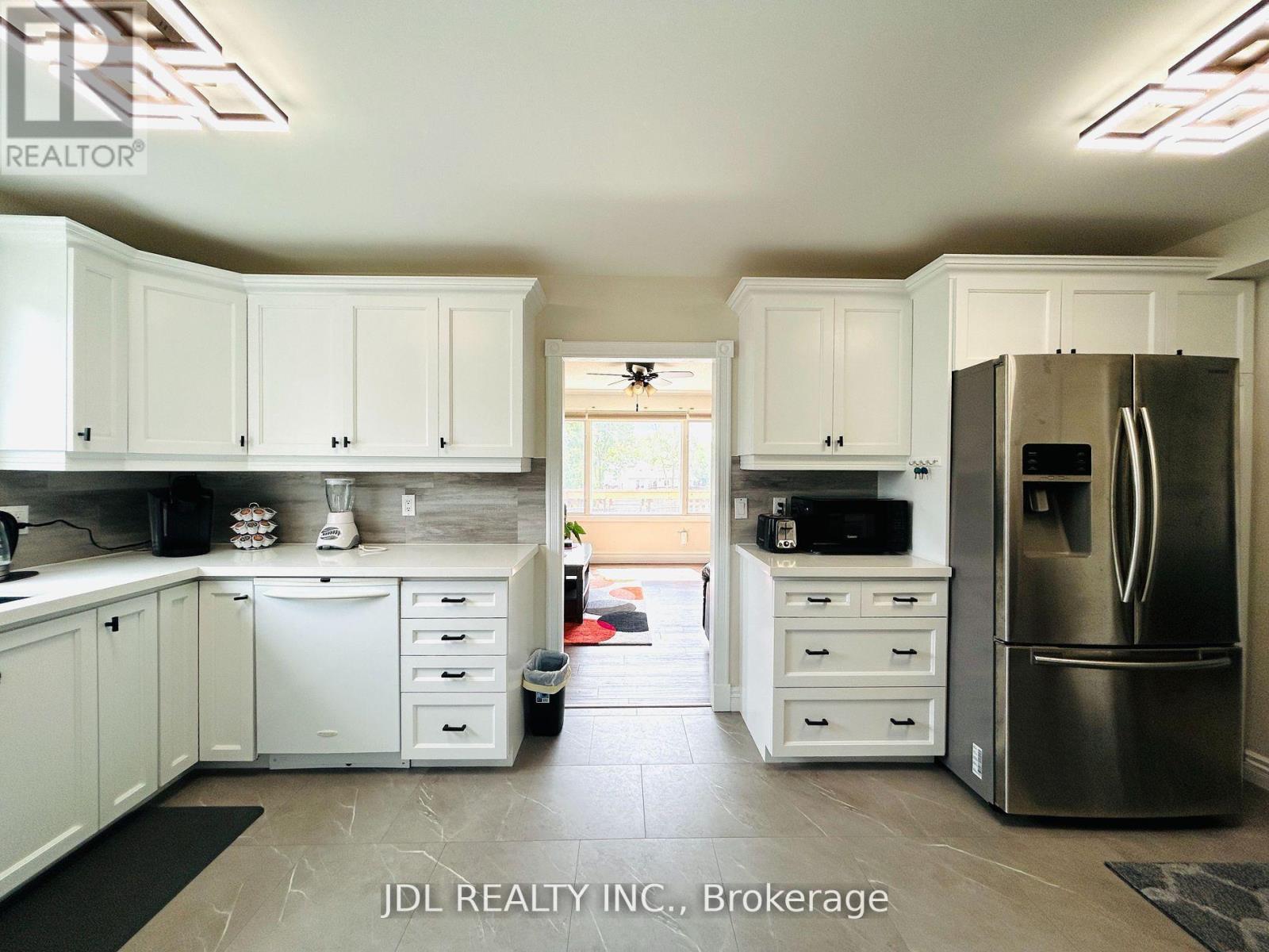 11 Red Robin Road, Georgina, Ontario  L4P 3E9 - Photo 11 - N12543452