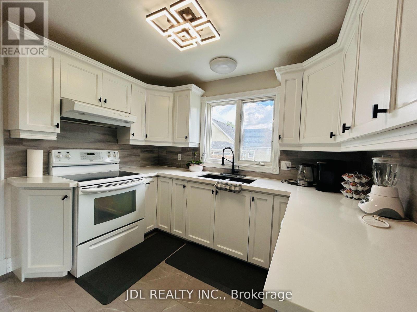 11 Red Robin Road, Georgina, Ontario  L4P 3E9 - Photo 12 - N12543452