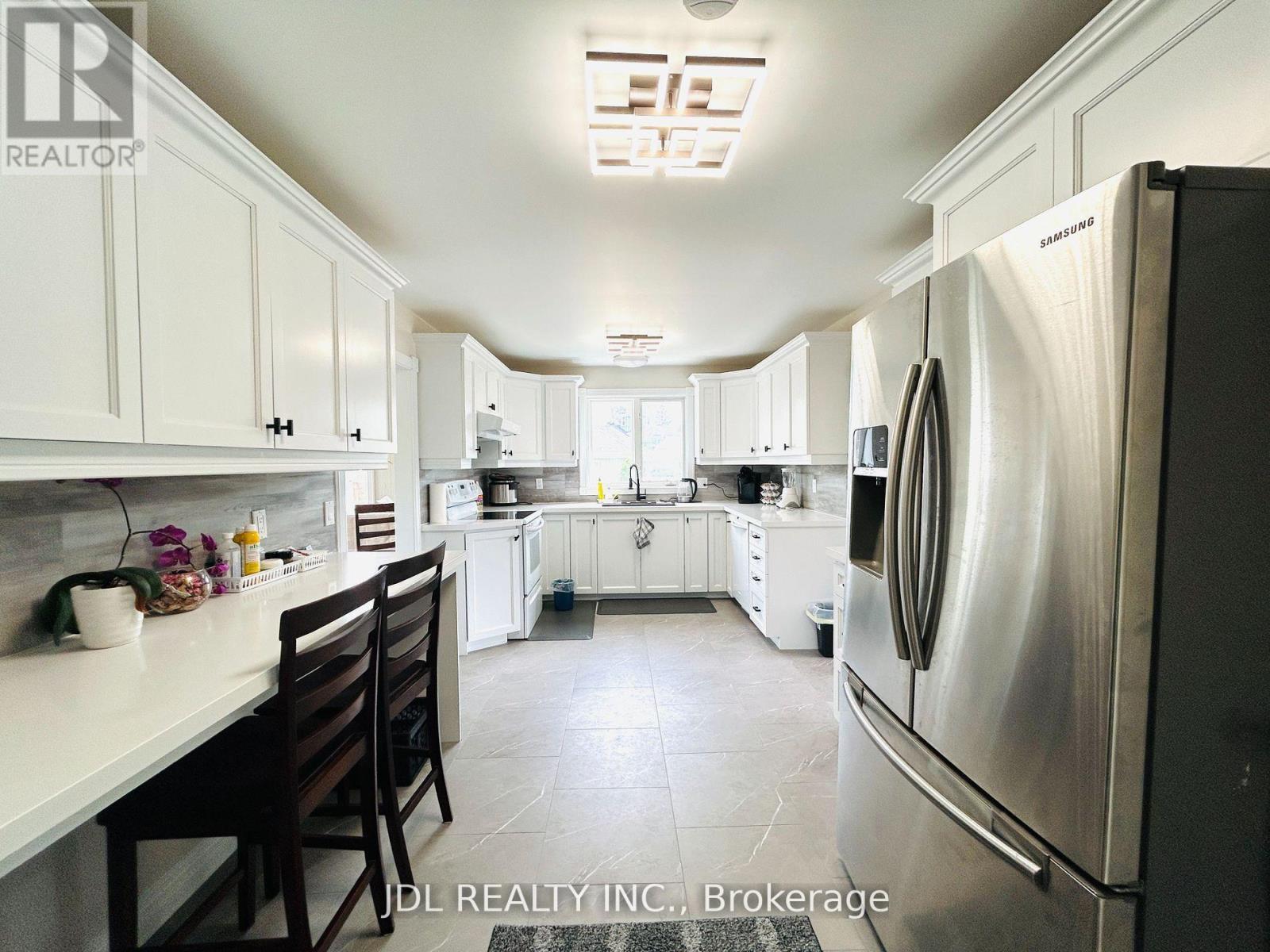 11 Red Robin Road, Georgina, Ontario  L4P 3E9 - Photo 13 - N12543452