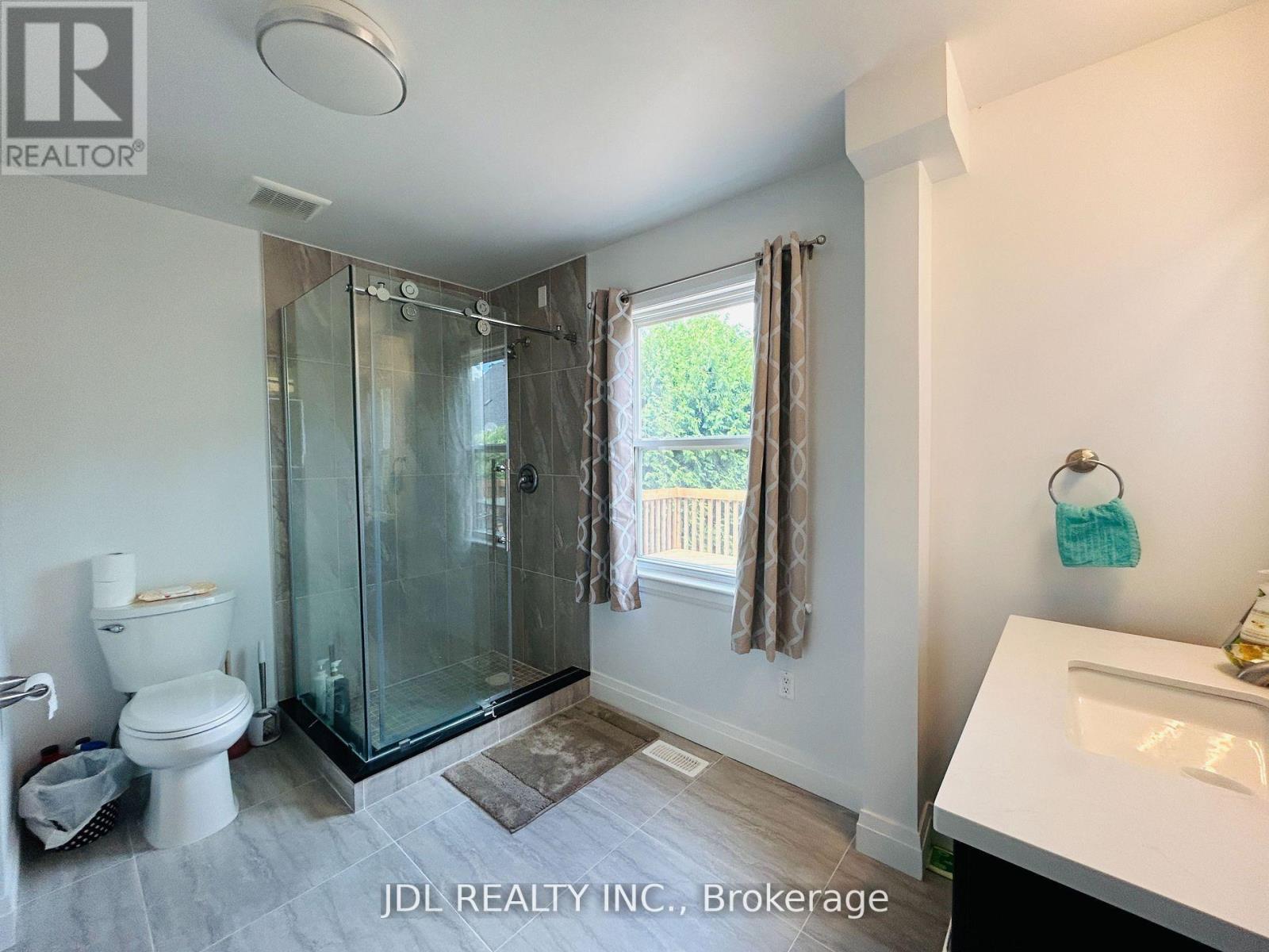 11 Red Robin Road, Georgina, Ontario  L4P 3E9 - Photo 17 - N12543452