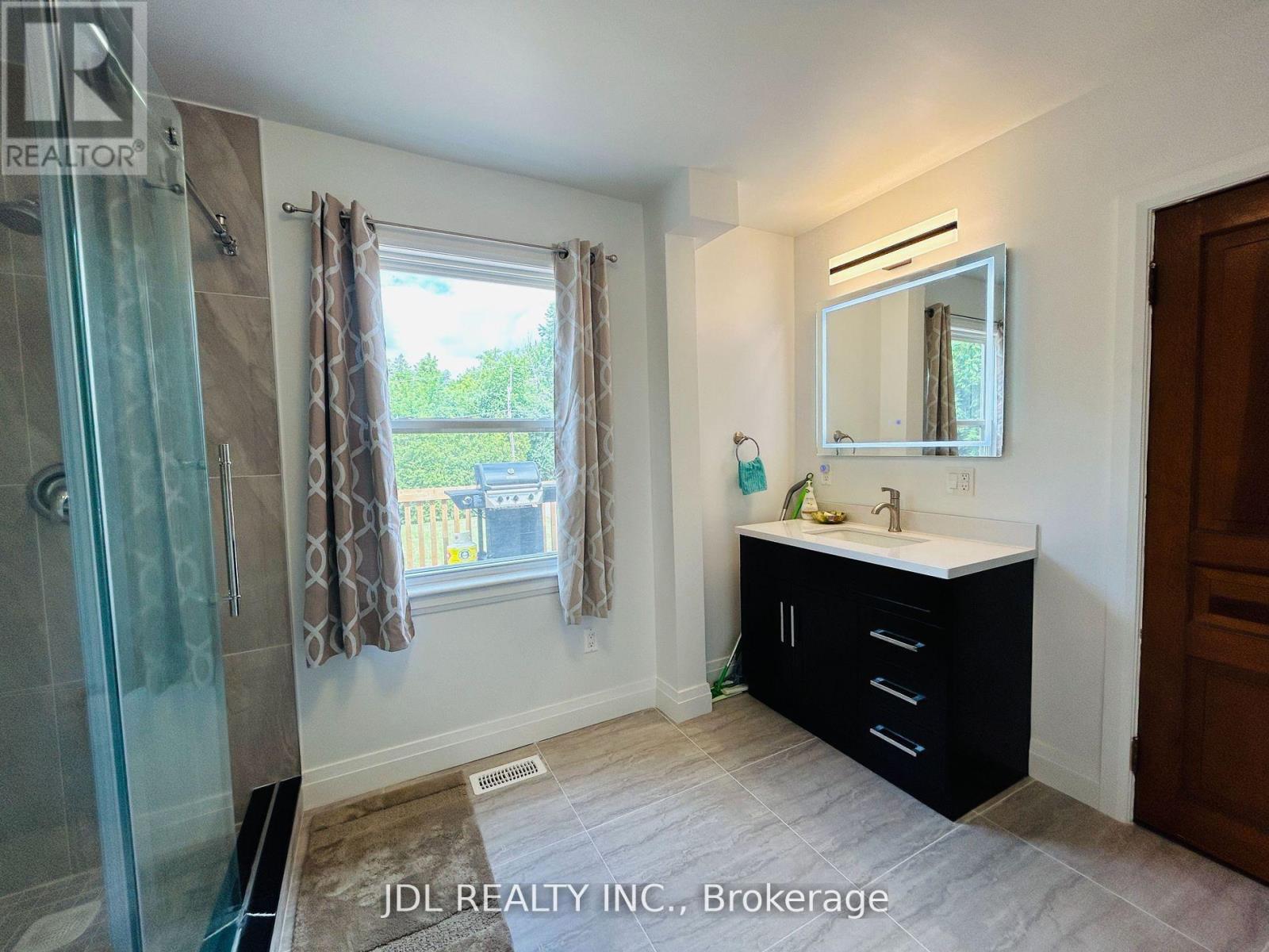 11 Red Robin Road, Georgina, Ontario  L4P 3E9 - Photo 18 - N12543452