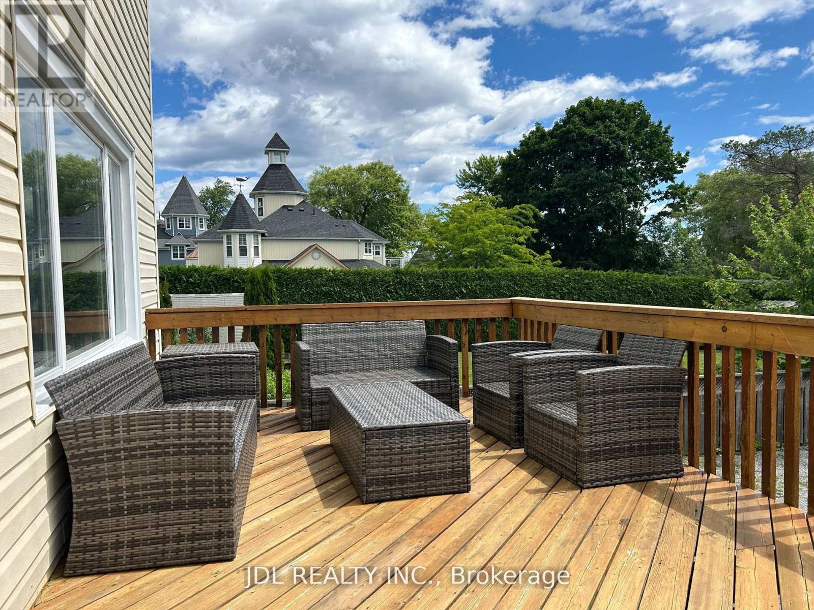 11 Red Robin Road, Georgina, Ontario  L4P 3E9 - Photo 5 - N12543452