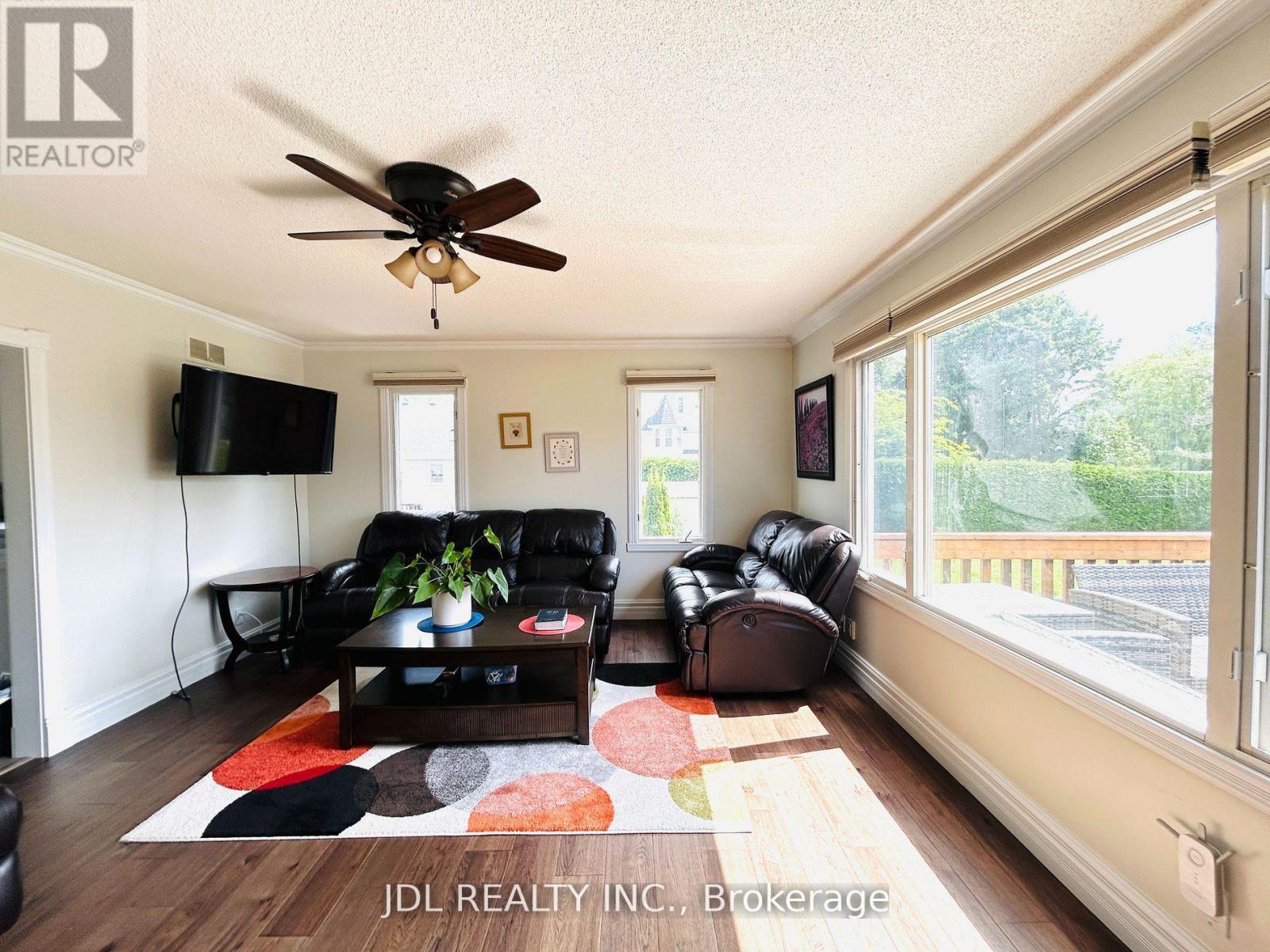 11 Red Robin Road, Georgina, Ontario  L4P 3E9 - Photo 6 - N12543452