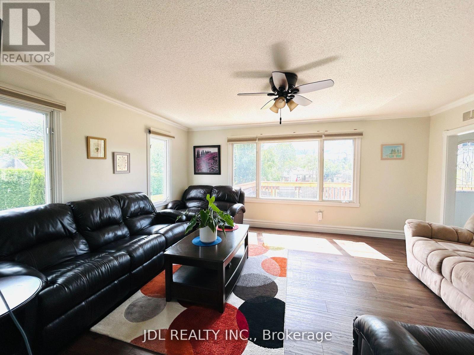 11 Red Robin Road, Georgina, Ontario  L4P 3E9 - Photo 7 - N12543452