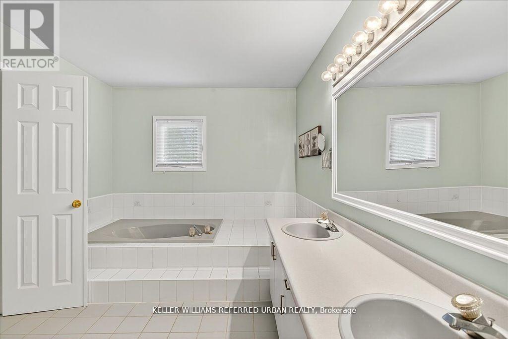 32 Nelson Circle, Newmarket, Ontario  L3X 1R1 - Photo 23 - N12543474