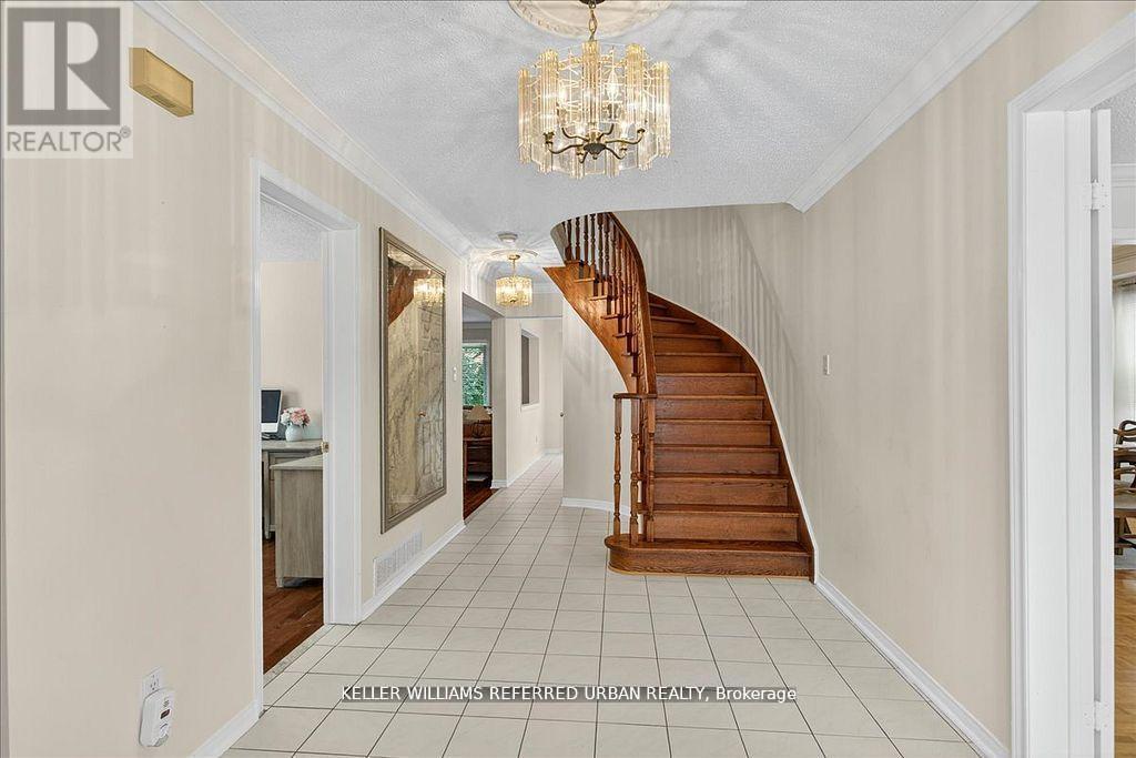 32 Nelson Circle, Newmarket, Ontario  L3X 1R1 - Photo 4 - N12543474