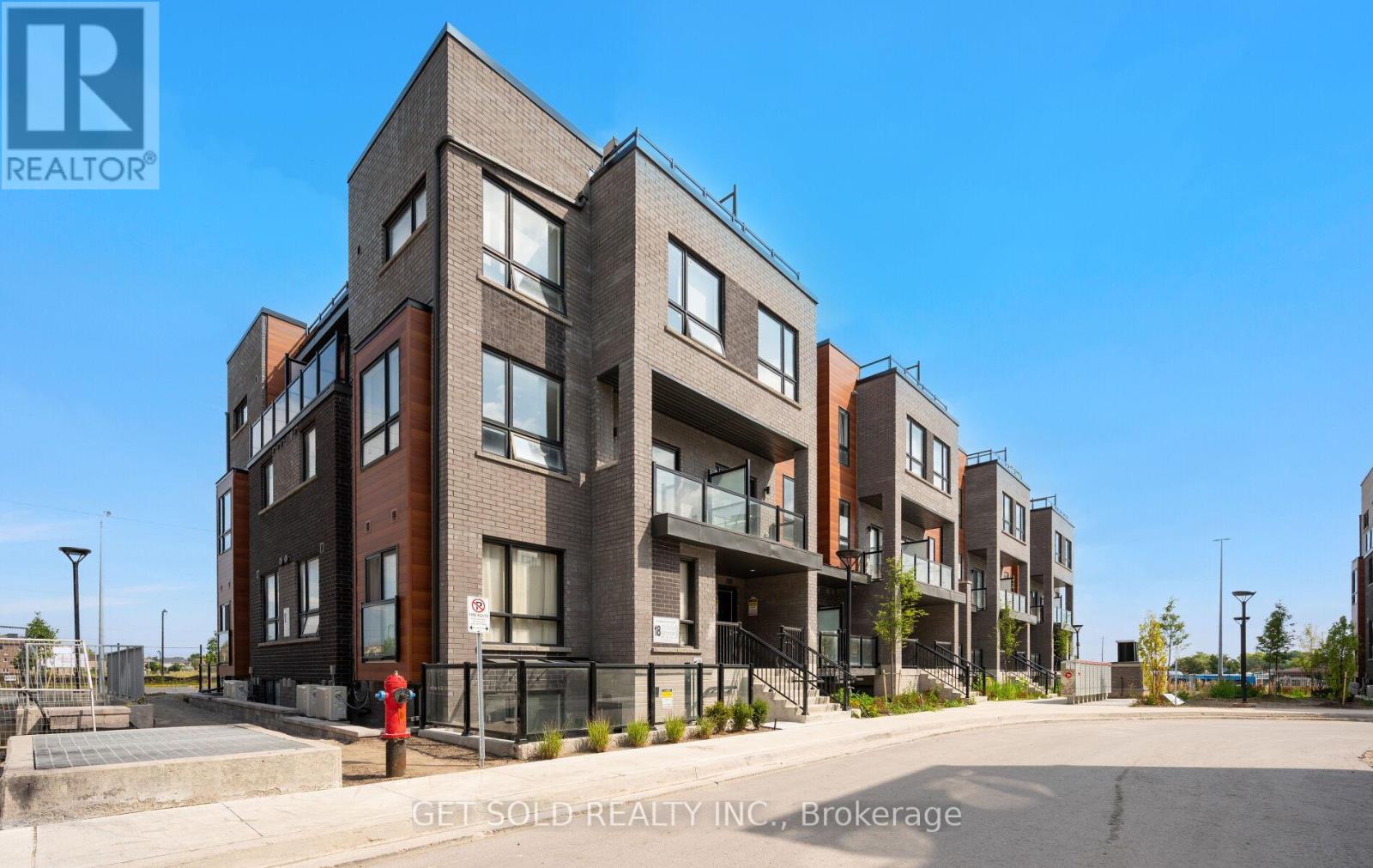 18 - 18 LYTHAM GREEN CIRCLE, Newmarket, Ontario