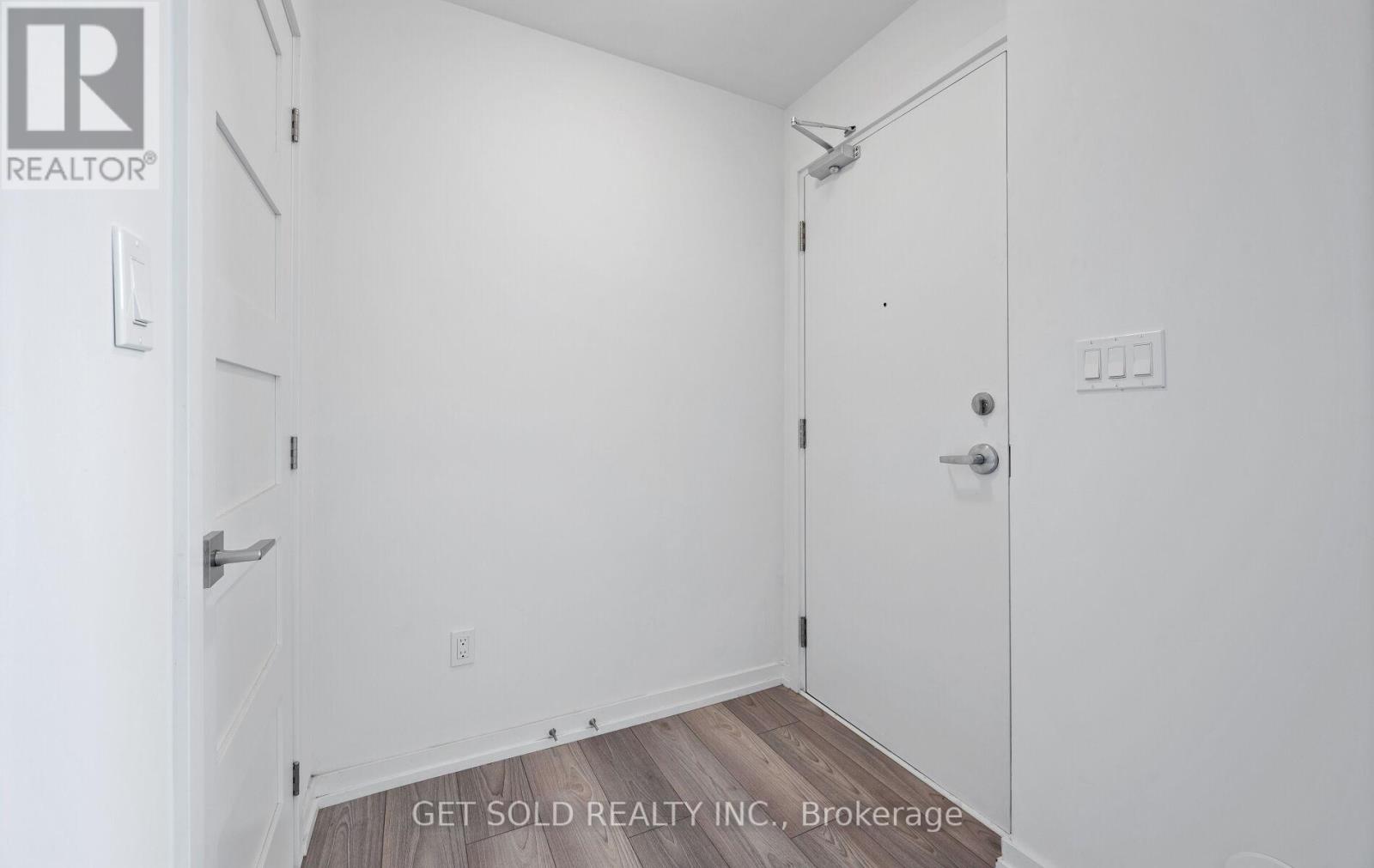 18 - 18 Lytham Green Circle, Newmarket, Ontario  L3Y 0H4 - Photo 4 - N12543498