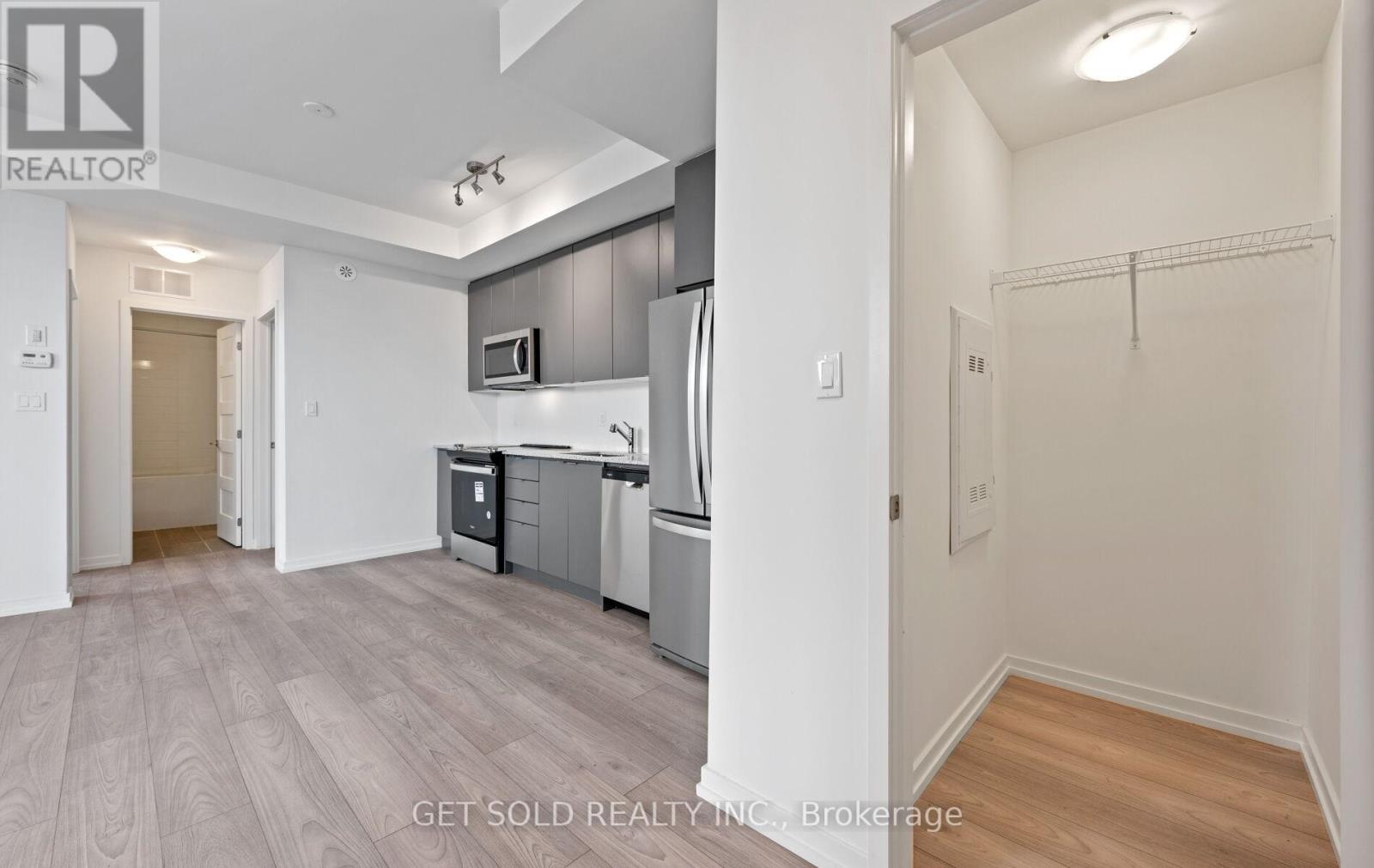 18 - 18 Lytham Green Circle, Newmarket, Ontario  L3Y 0H4 - Photo 5 - N12543498