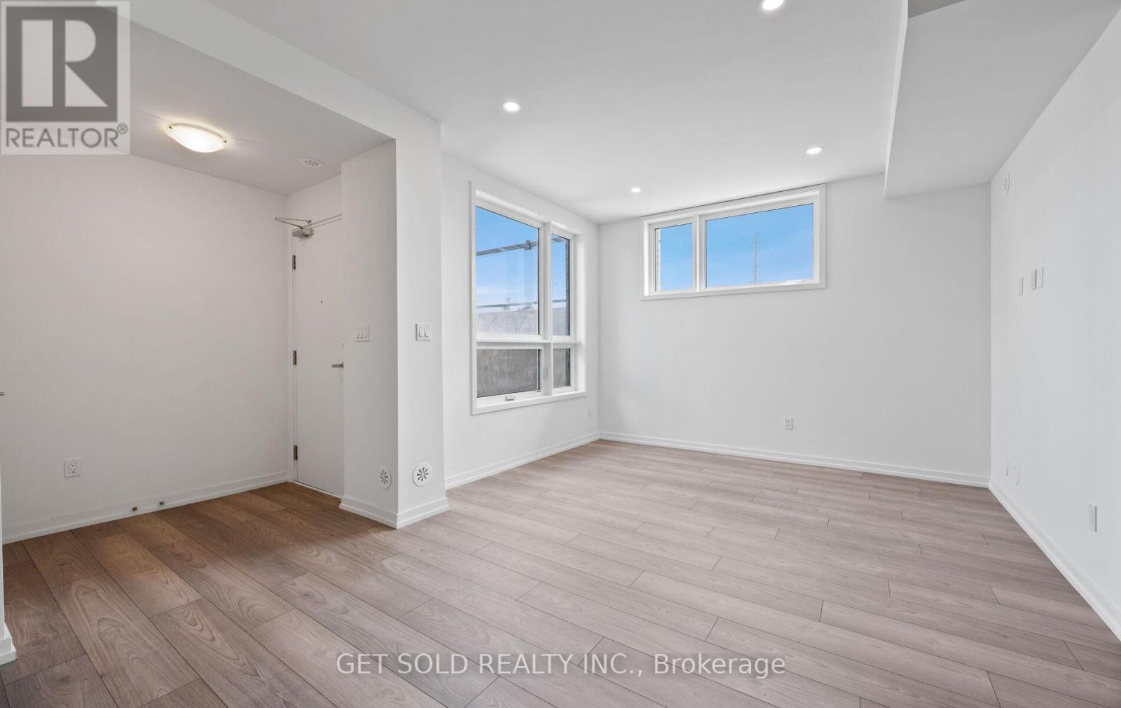 18 - 18 Lytham Green Circle, Newmarket, Ontario  L3Y 0H4 - Photo 6 - N12543498