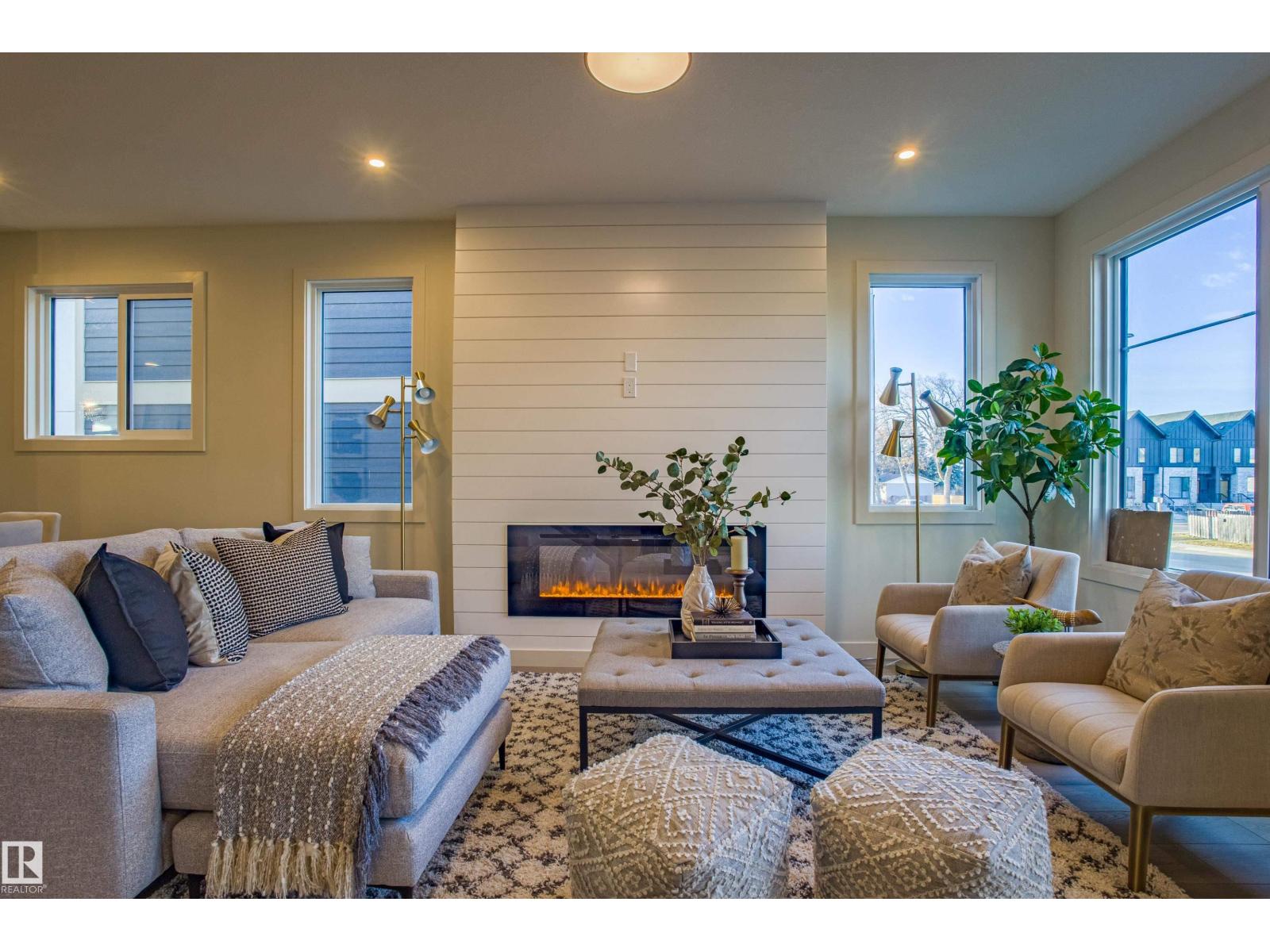 9811 155 St Nw, Edmonton, Alberta  T5P 2L1 - Photo 2 - E4442368