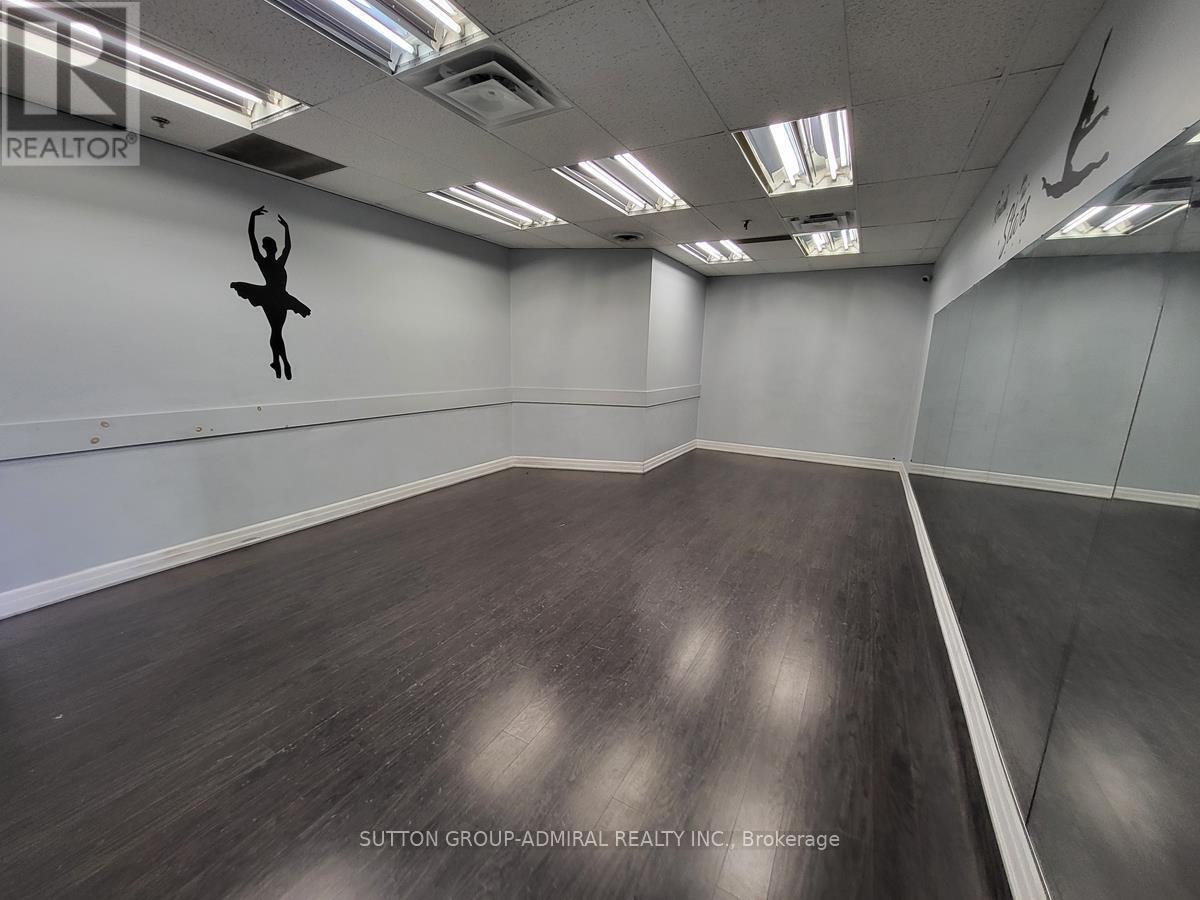 4507 Chesswood Drive, Toronto, Ontario  M3J 2T9 - Photo 4 - W12543468