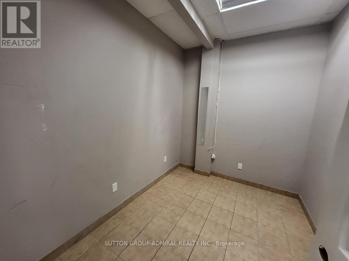 4507 Chesswood Drive, Toronto, Ontario  M3J 2T9 - Photo 5 - W12543468