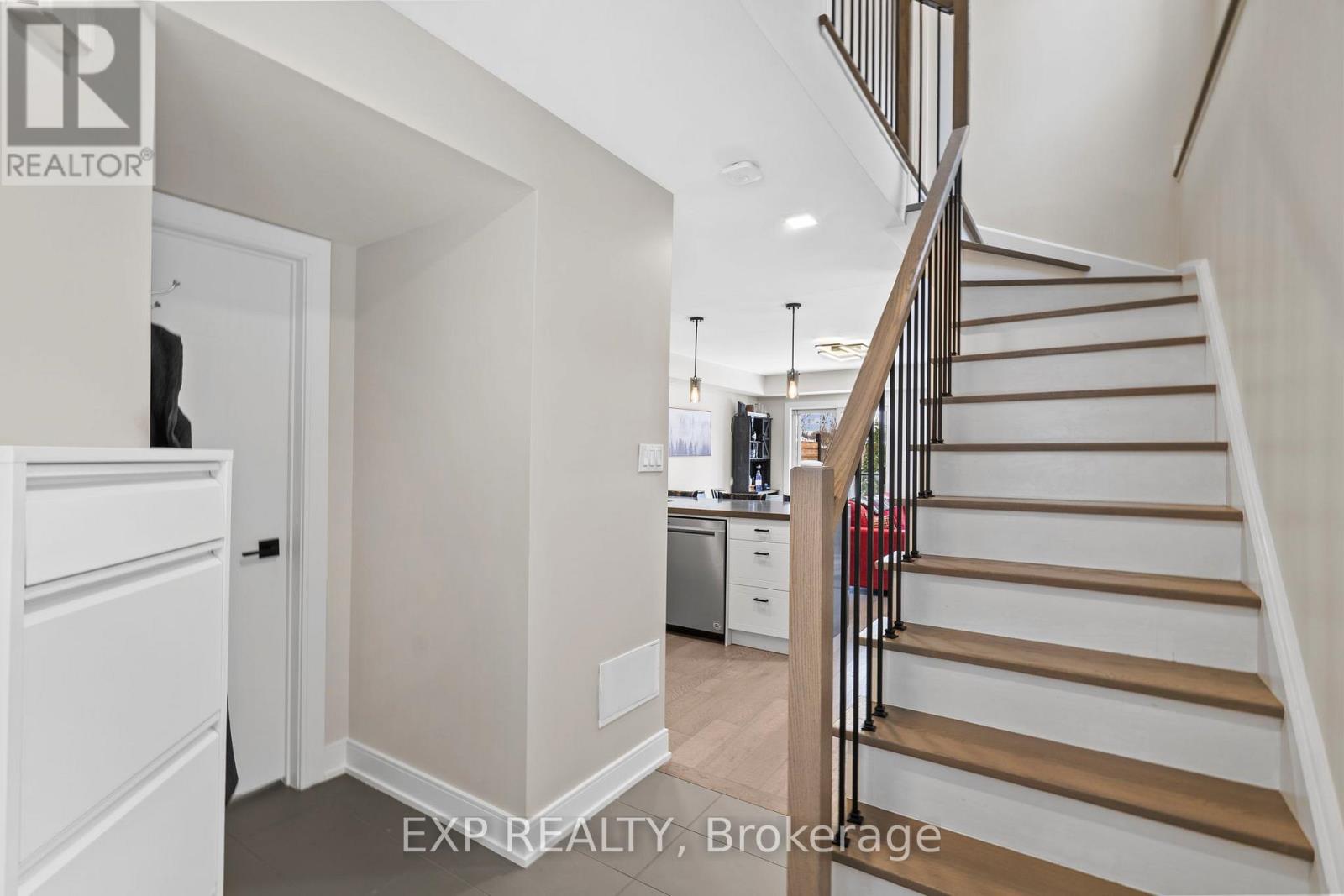 24 - 529 Winkworth Court, Newmarket, Ontario  L3Y 8R2 - Photo 4 - N12543570