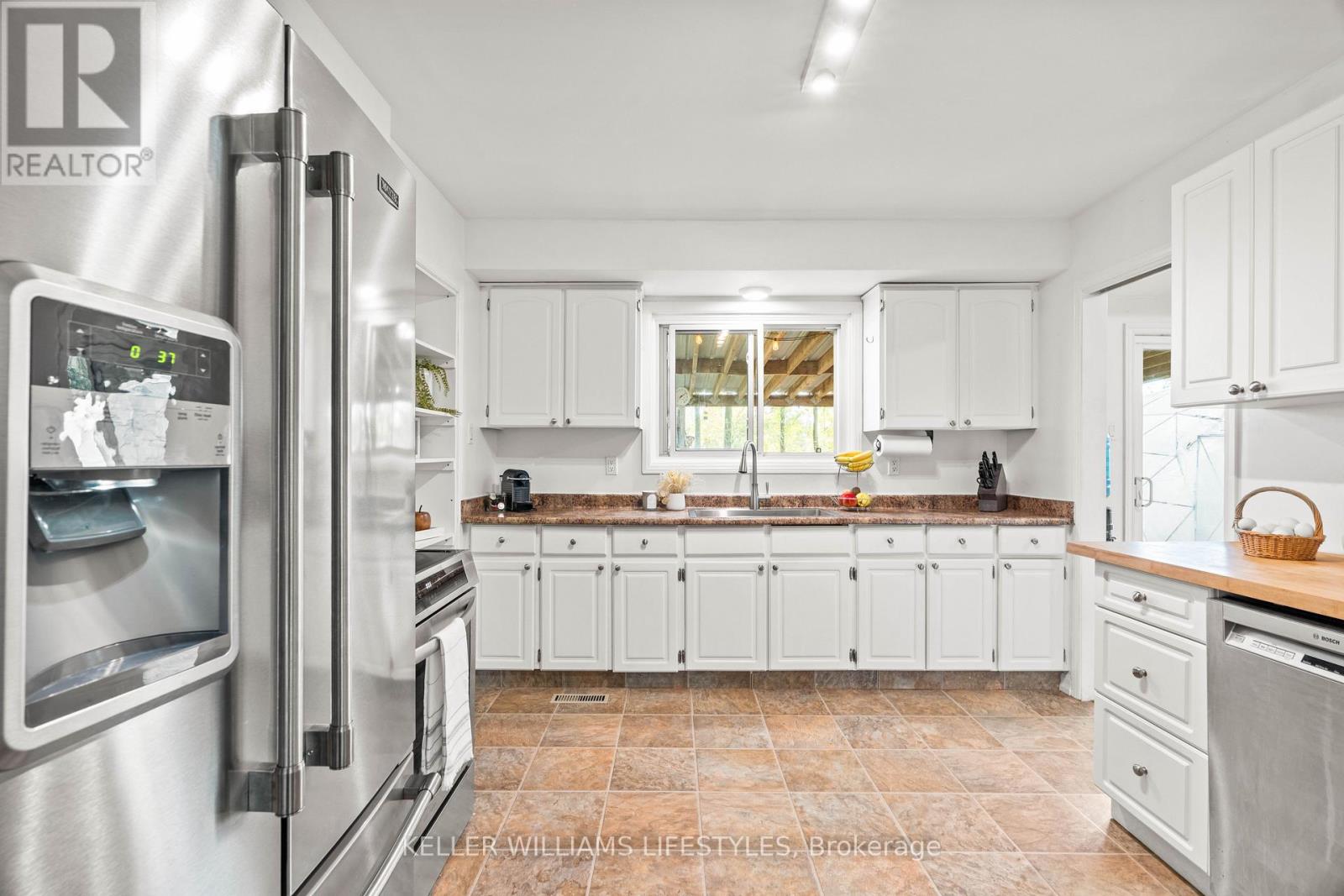 8749 Longwoods Road, Strathroy-Caradoc, Ontario  N0L 1W0 - Photo 11 - X12543644