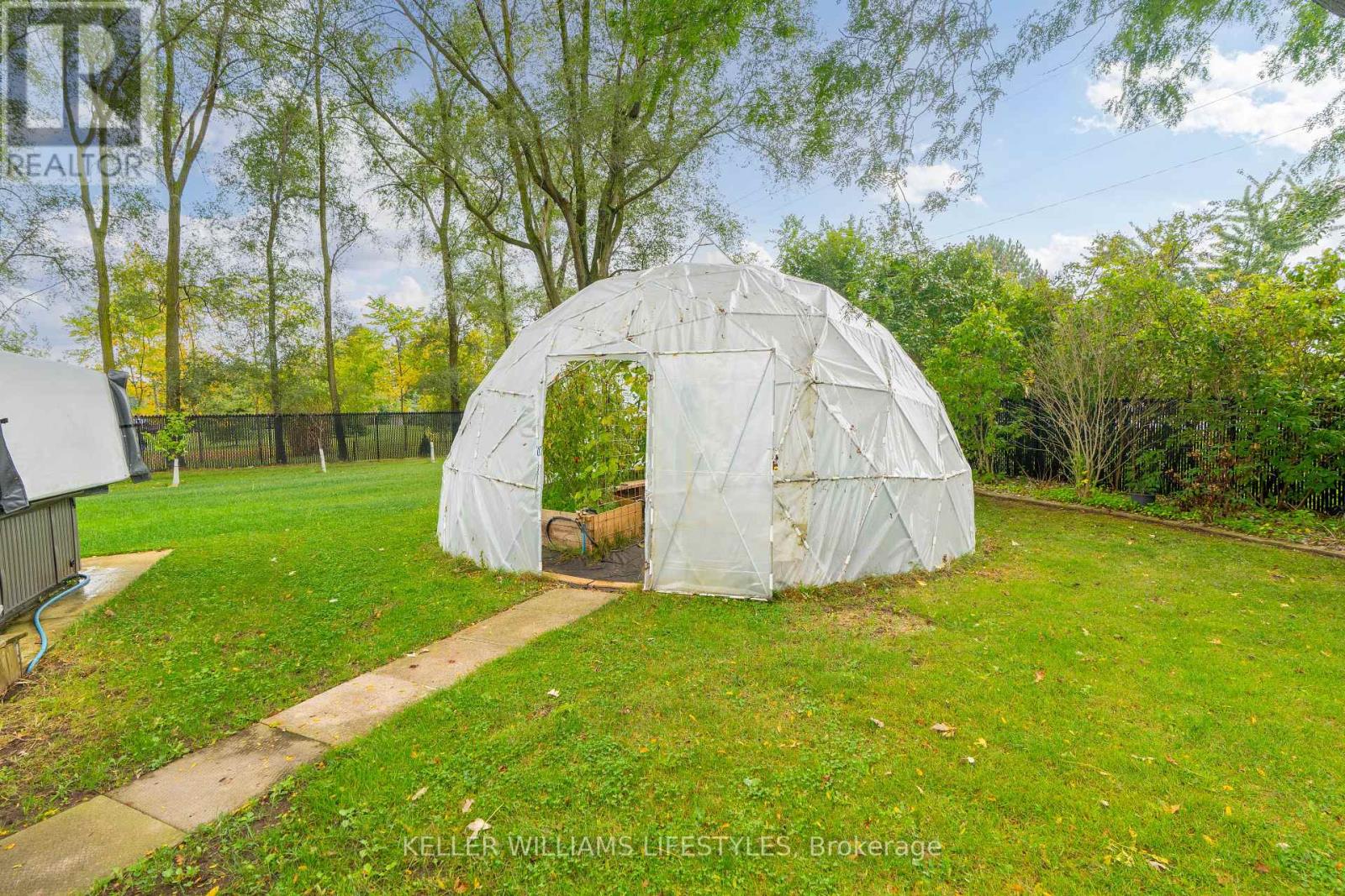 8749 Longwoods Road, Strathroy-Caradoc, Ontario  N0L 1W0 - Photo 38 - X12543644