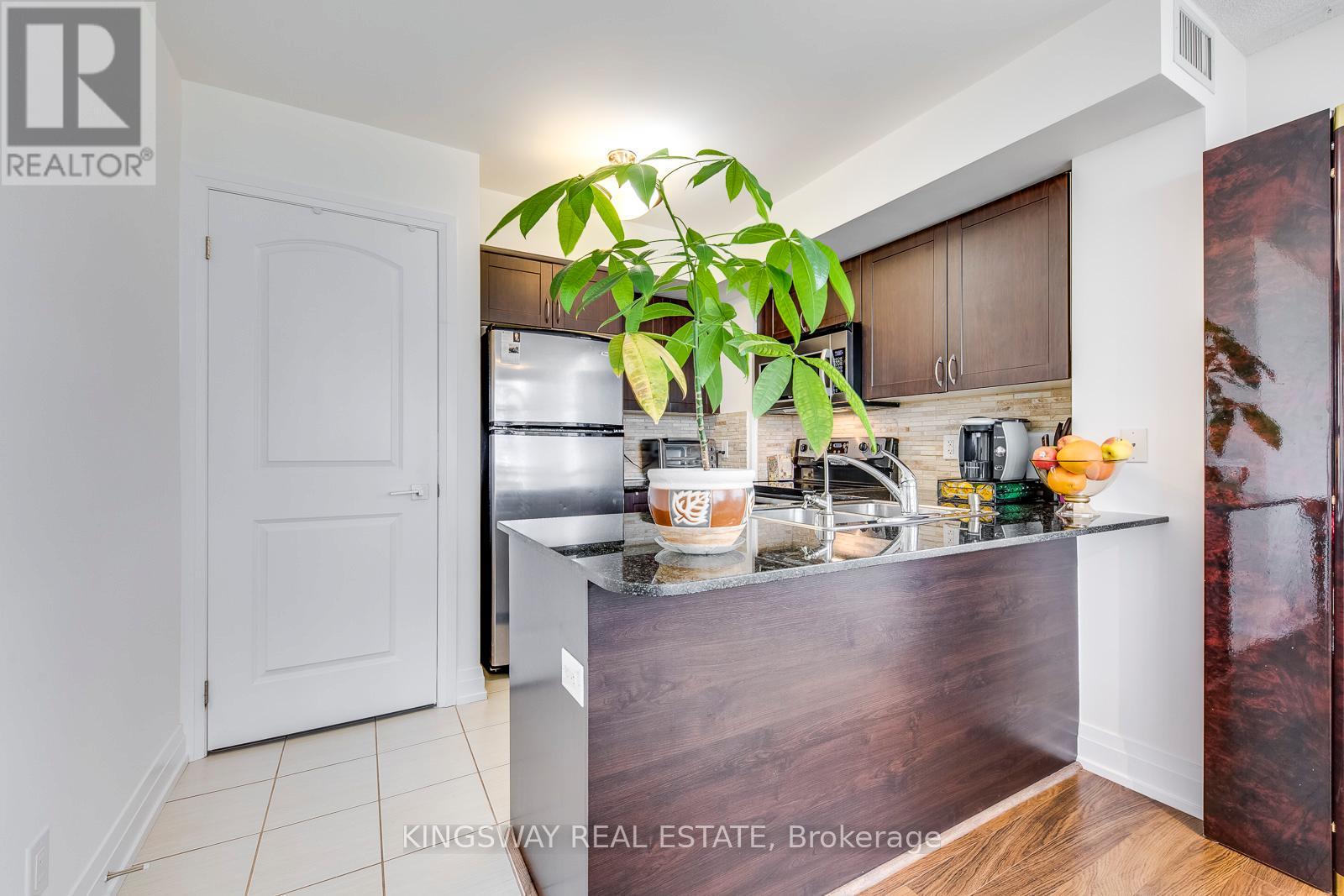 905 - 1060 Sheppard Avenue W, Toronto, Ontario  M3J 0G7 - Photo 15 - W12543564